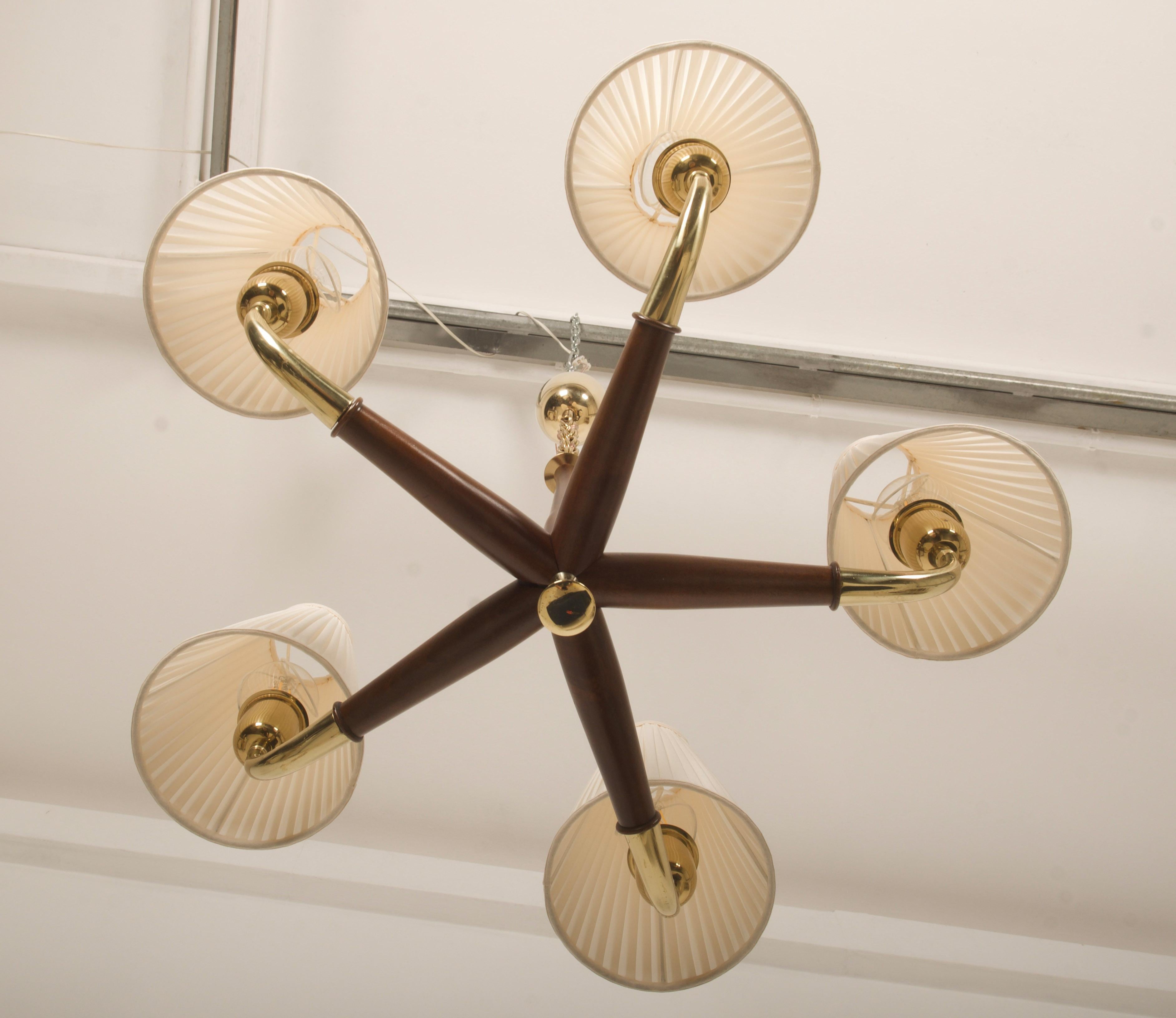 Lampadario austriaco di metà secolo in ottone e noce di Oswald Haerdtl per Kalmar in vendita 3