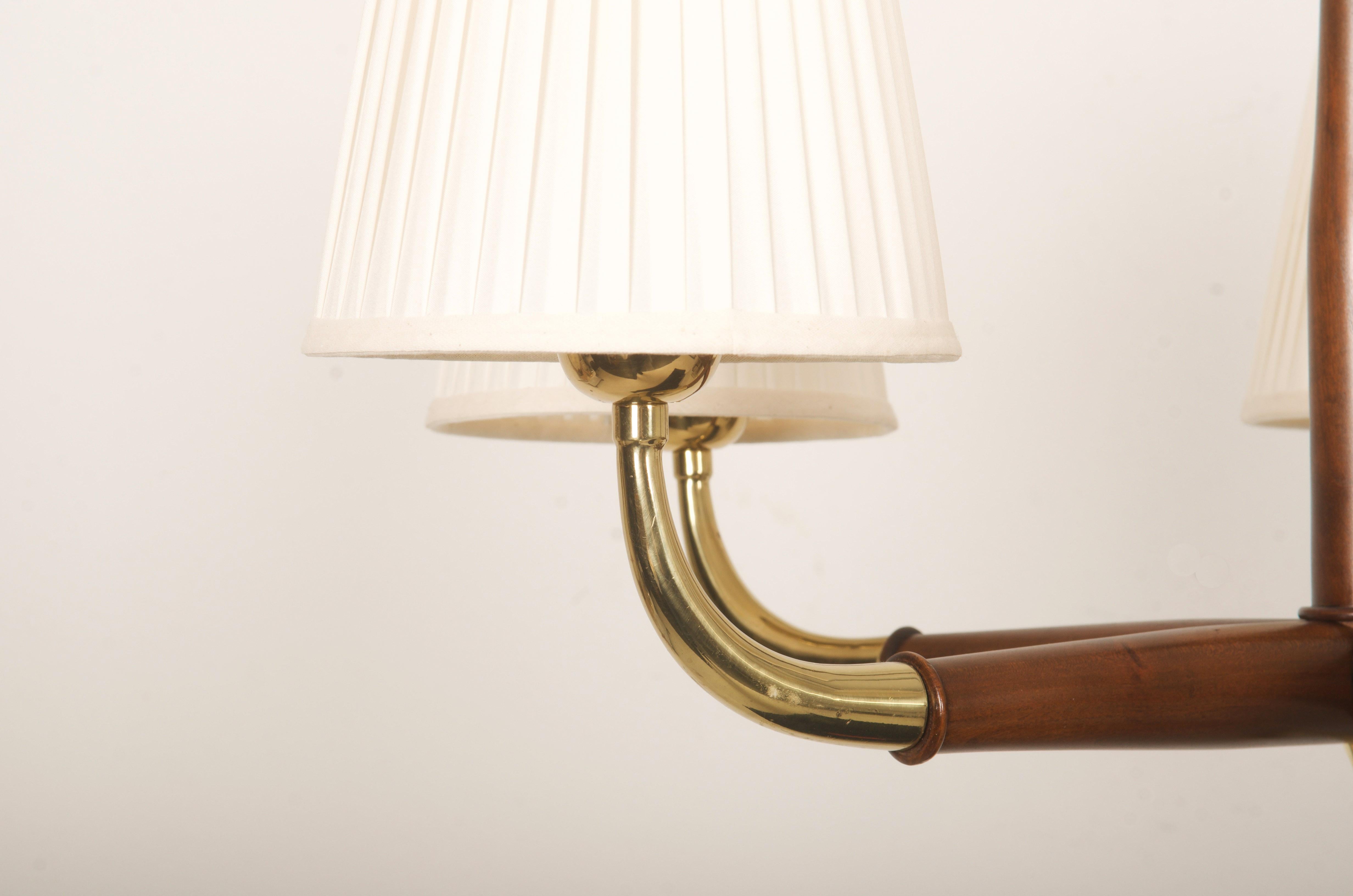 Lampadario austriaco di metà secolo in ottone e noce di Oswald Haerdtl per Kalmar in vendita 4