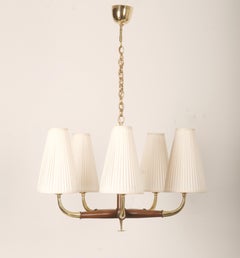 Lampadario austriaco di metà secolo in ottone e noce di Oswald Haerdtl per Kalmar