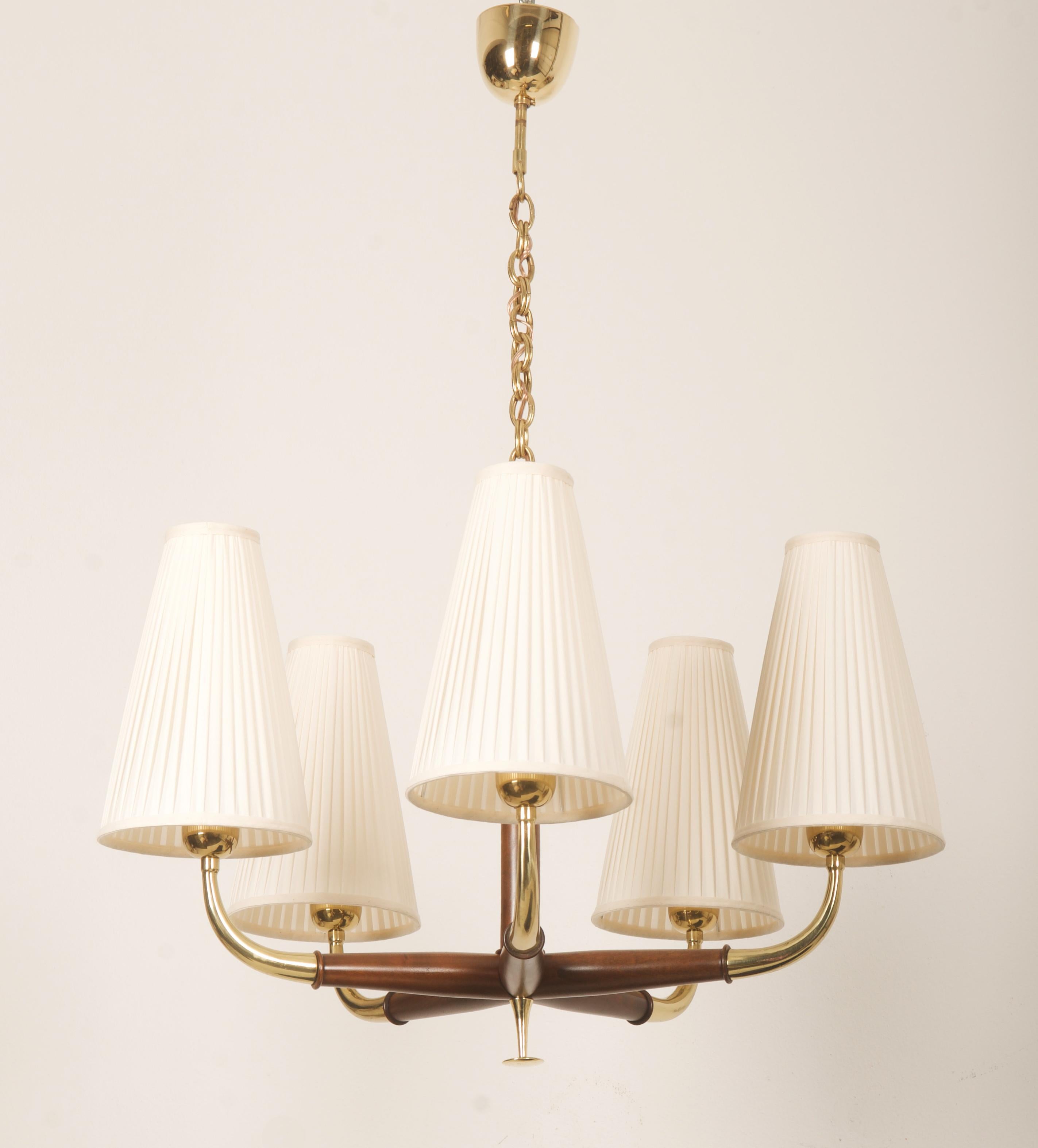 Mid-Century moderno Lampadario austriaco di metà secolo in ottone e noce di Oswald Haerdtl per Kalmar in vendita