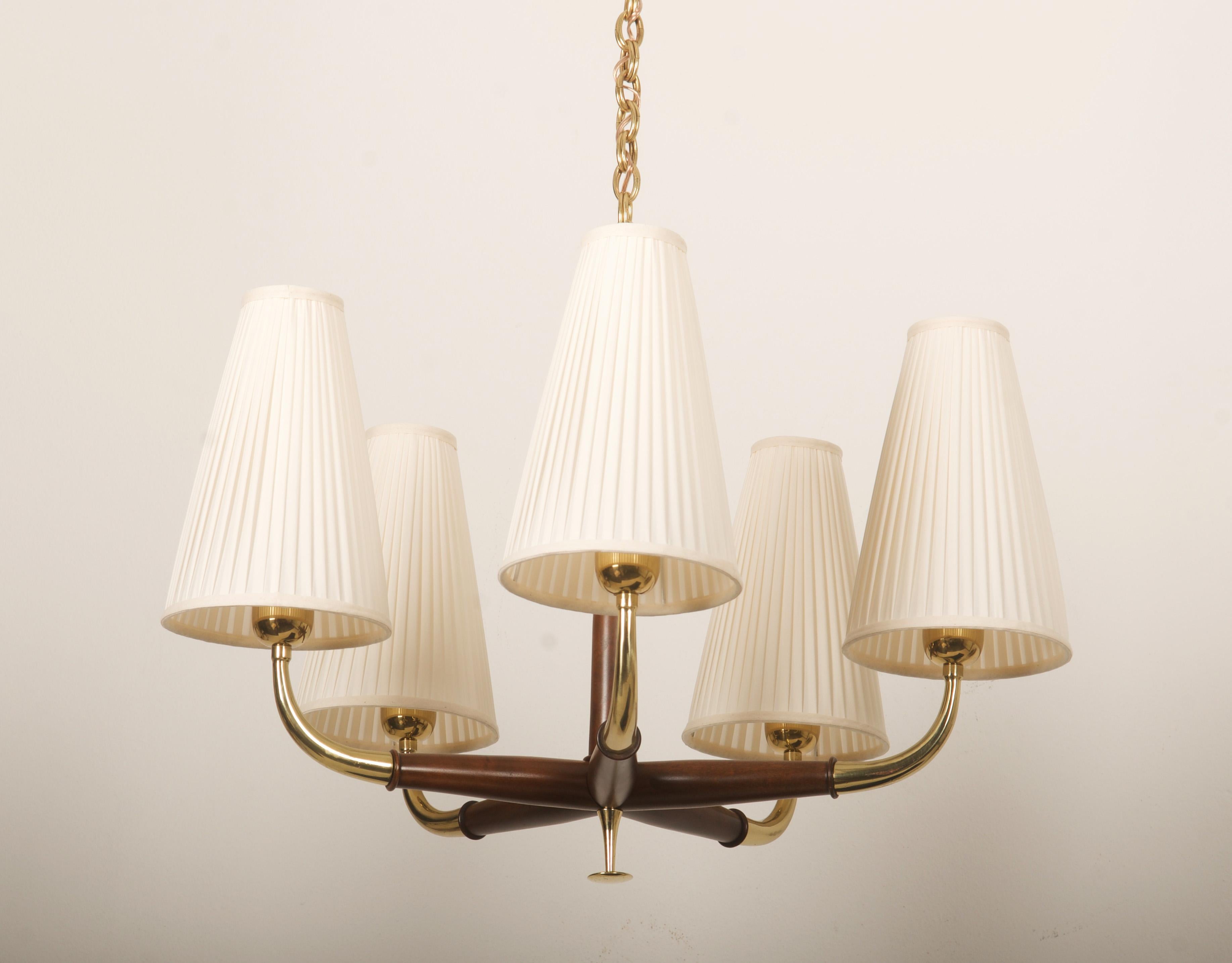 Austriaco Lampadario austriaco di metà secolo in ottone e noce di Oswald Haerdtl per Kalmar in vendita