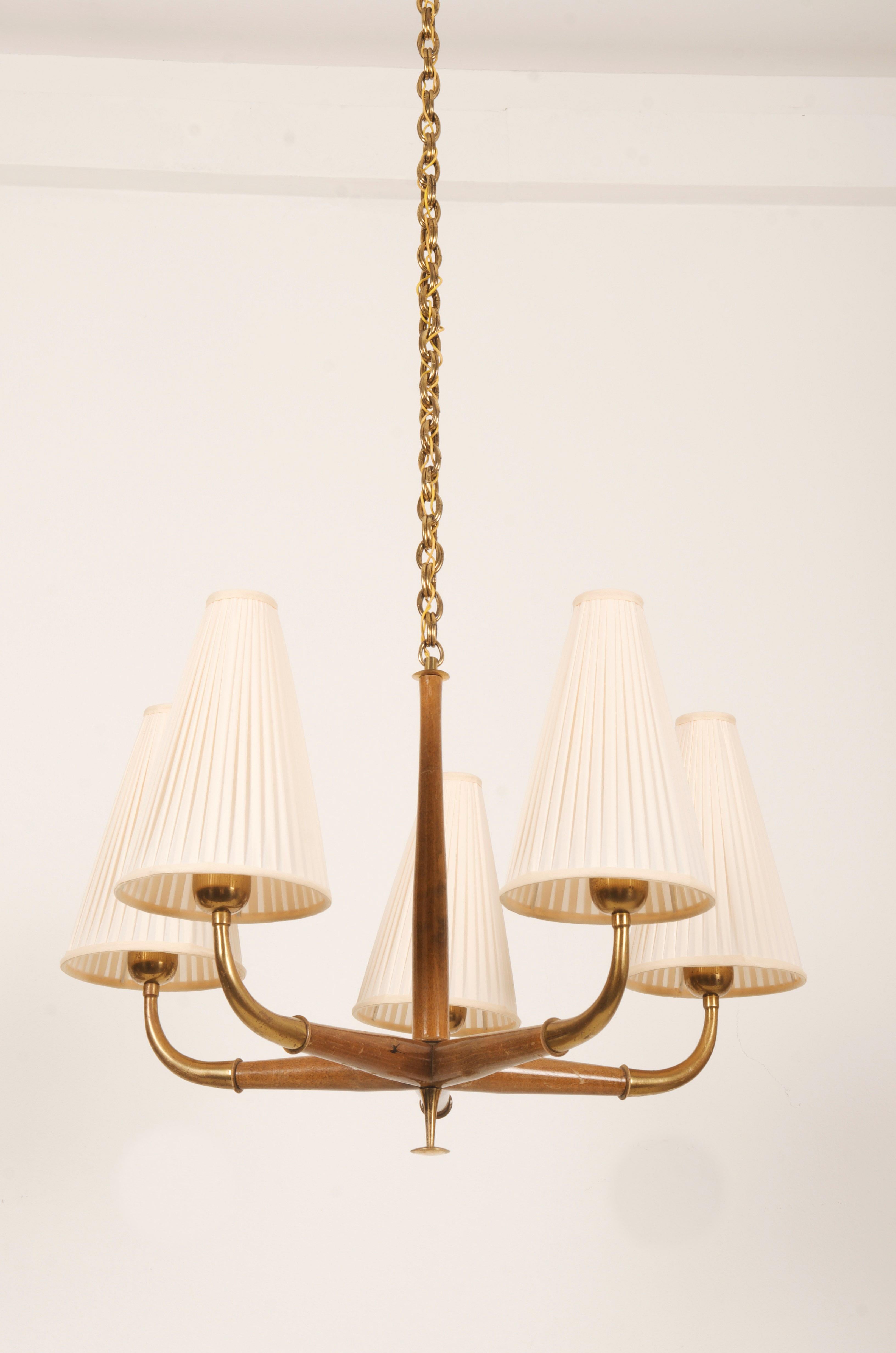 Austrian Brass and Walnut Midcentury Chandelier by Oswald Haerdtl for Kalmar In Good Condition In Vienna, AT