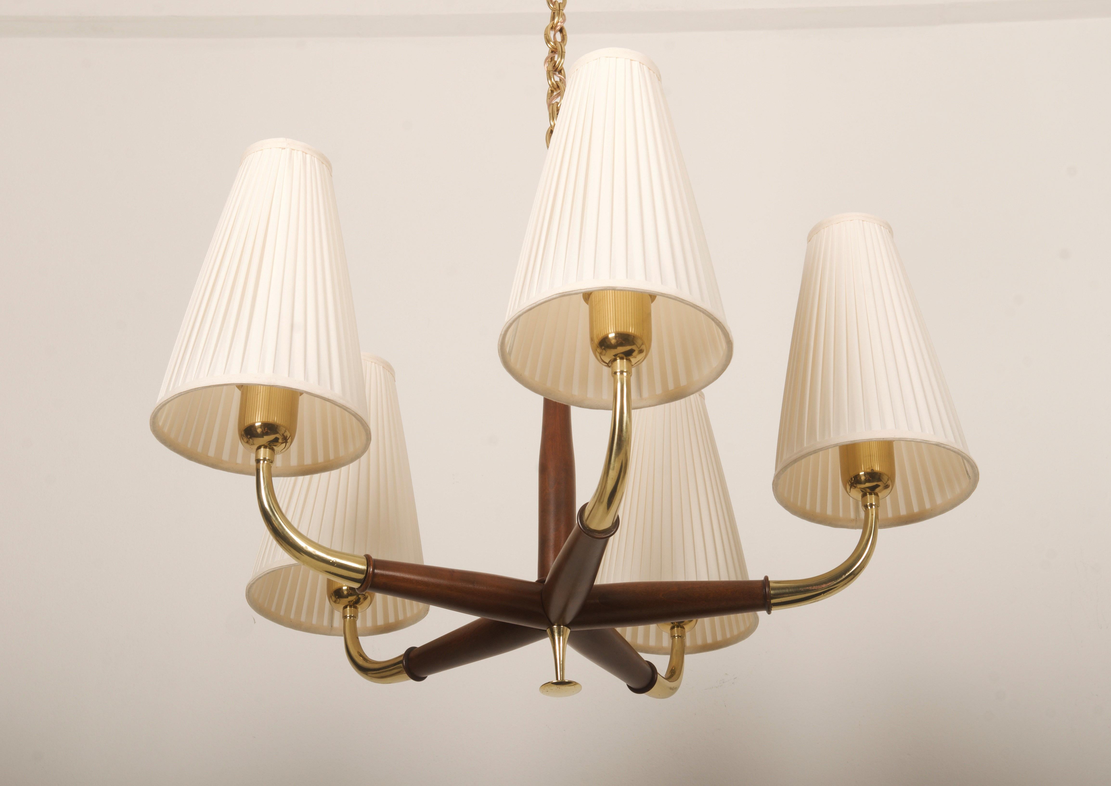 Lampadario austriaco di metà secolo in ottone e noce di Oswald Haerdtl per Kalmar In condizioni buone in vendita a Vienna, AT