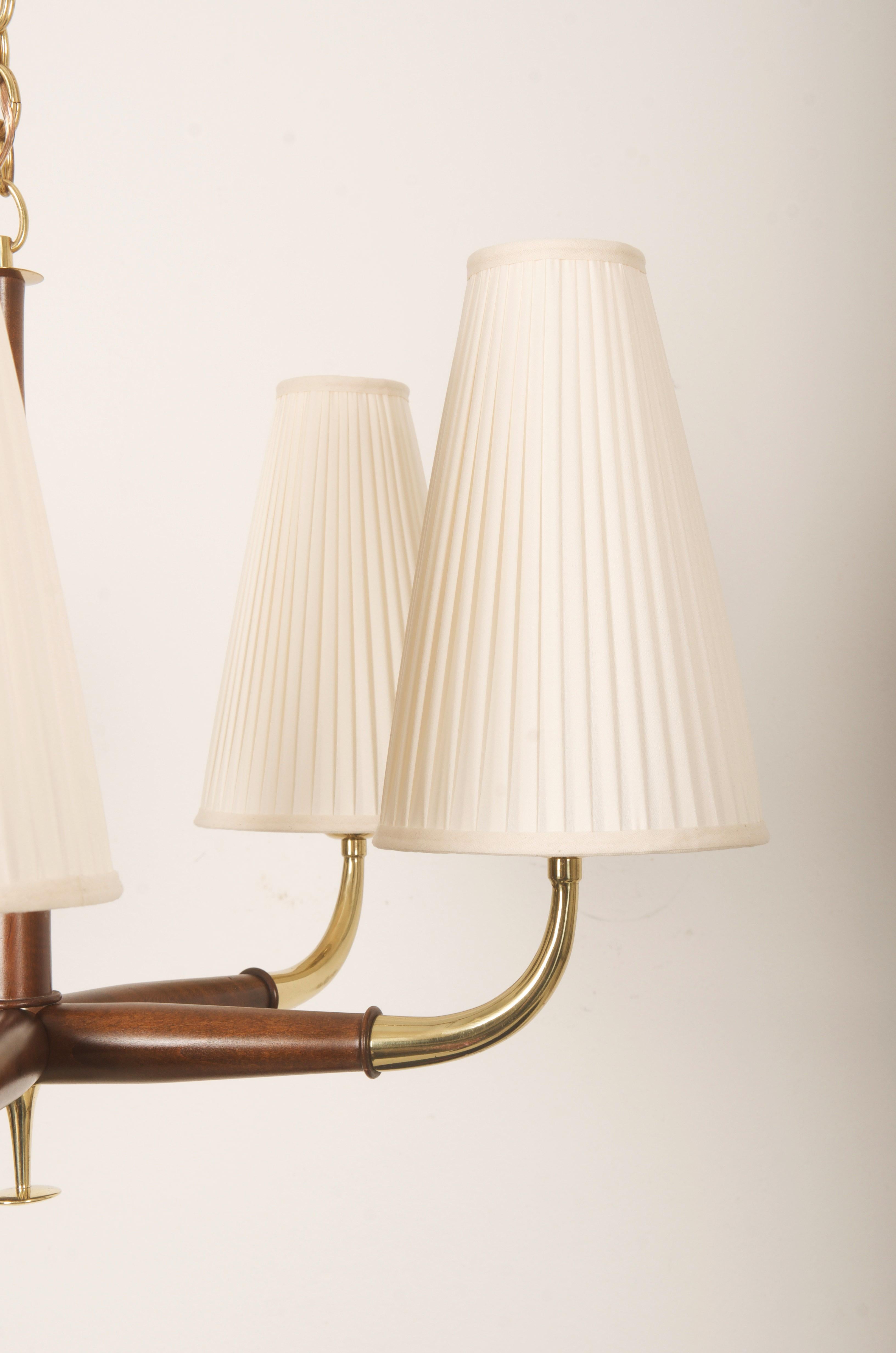 Metà XX secolo Lampadario austriaco di metà secolo in ottone e noce di Oswald Haerdtl per Kalmar in vendita