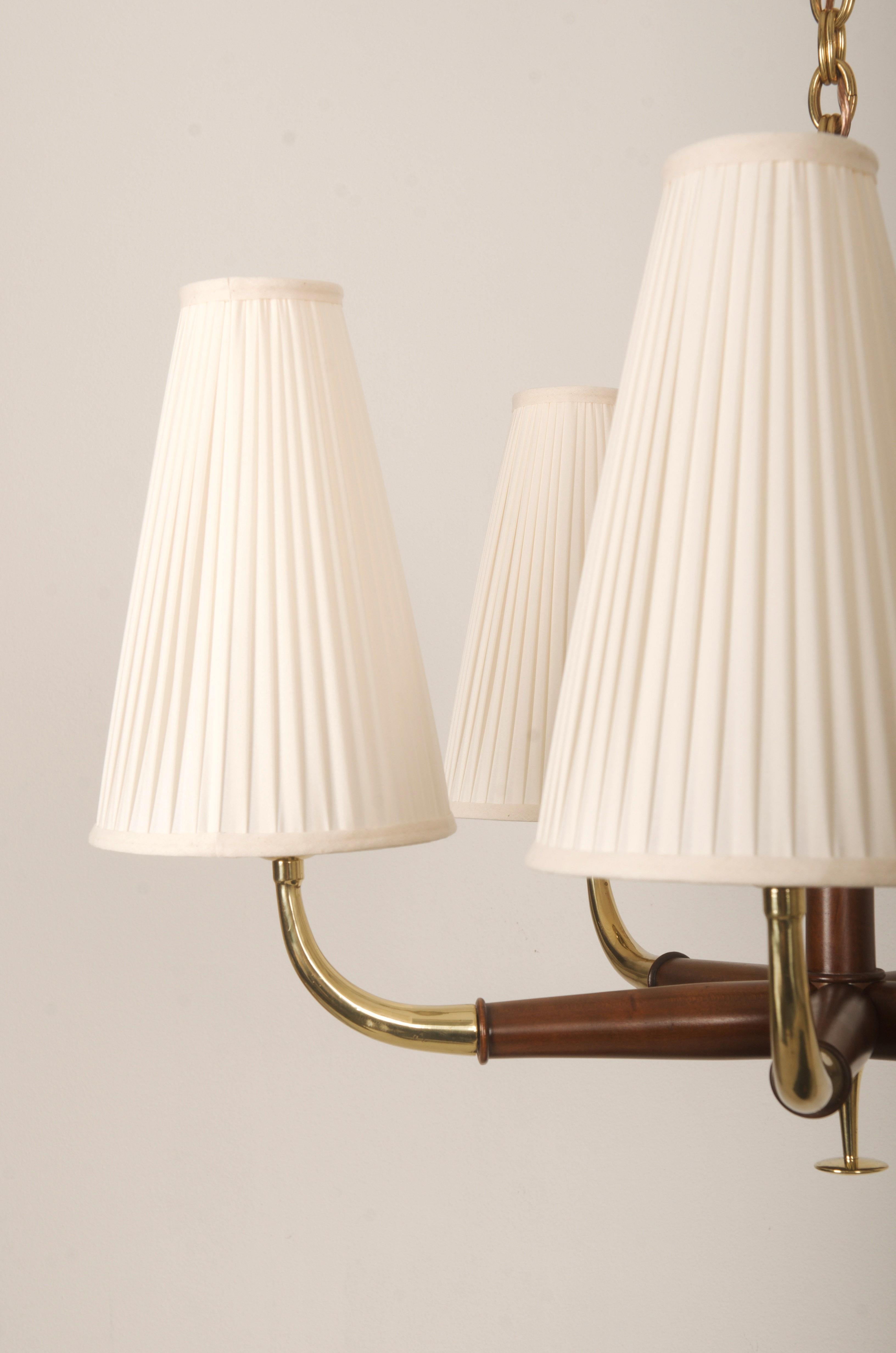 Ottone Lampadario austriaco di metà secolo in ottone e noce di Oswald Haerdtl per Kalmar in vendita