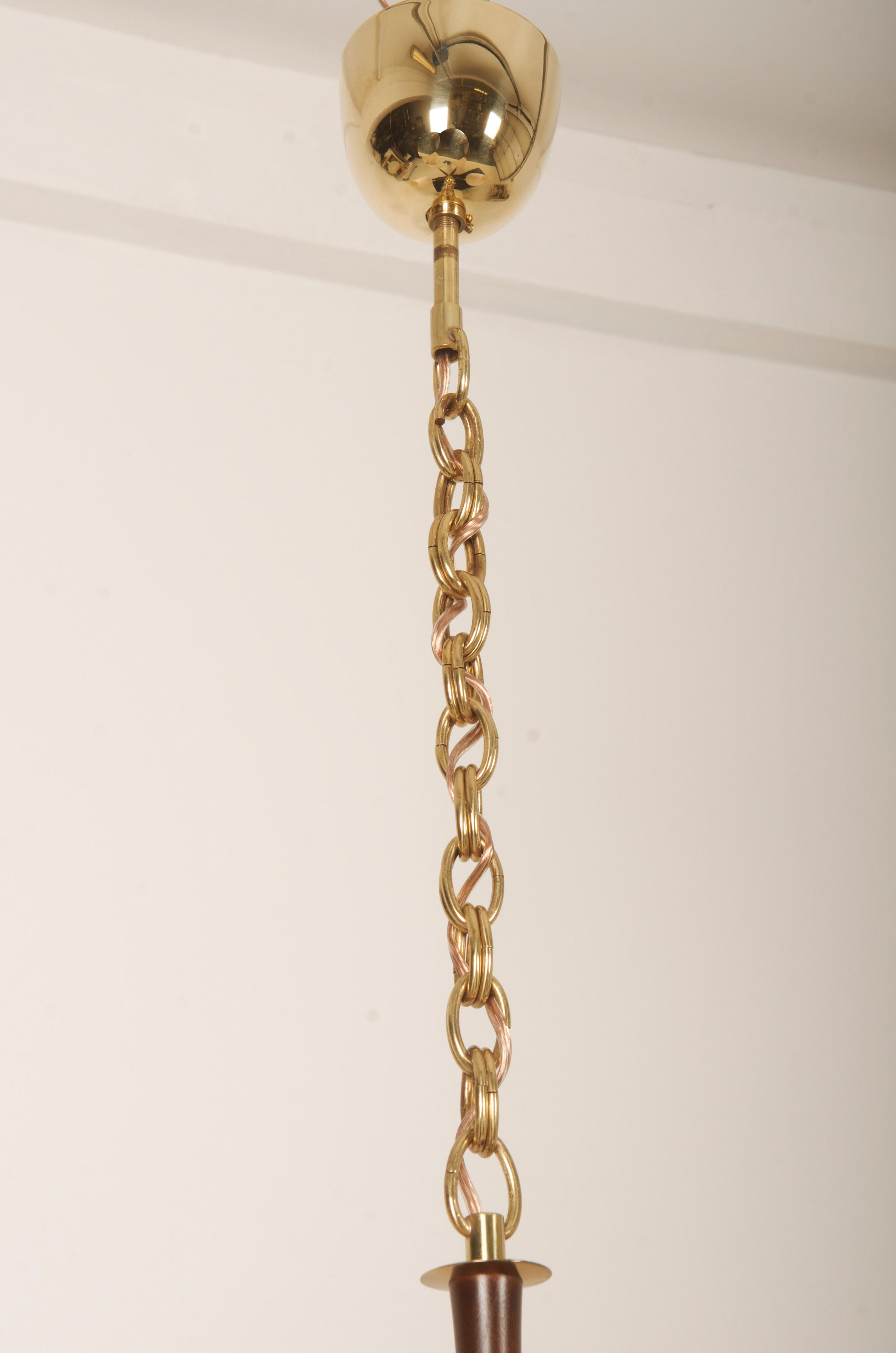 Lampadario austriaco di metà secolo in ottone e noce di Oswald Haerdtl per Kalmar in vendita 2