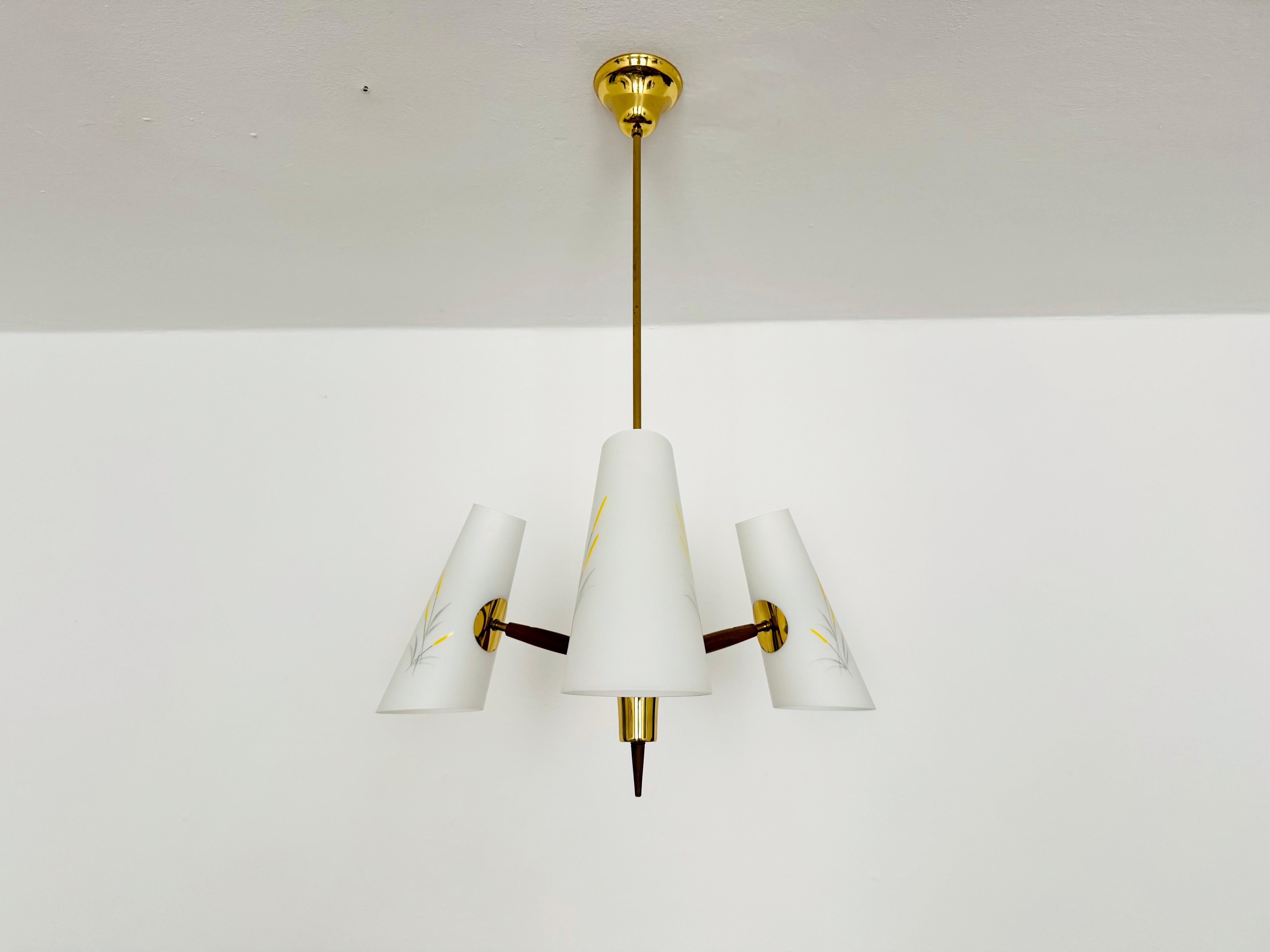 Lampadario di eccezionale bellezza degli anni '50.
Questa lampada è molto rara e colpisce per i suoi dettagli amorevoli.
Una lampada straordinaria e un vero gioiello per ogni casa.

Produttore: Rupert Nikoll

Condizioni:

Condizioni vintage molto