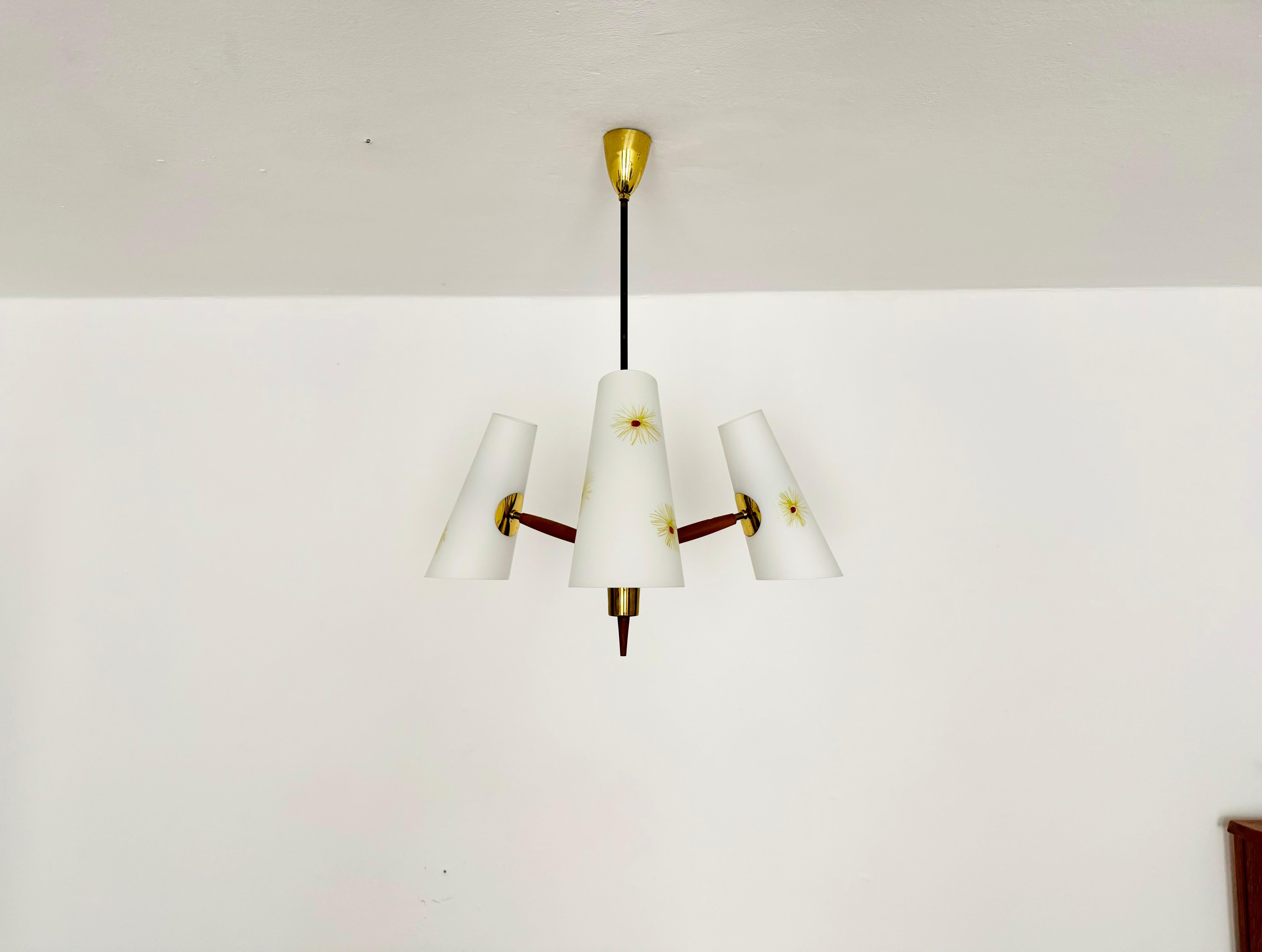 Lampadario di eccezionale bellezza degli anni '50.
Questa lampada è molto rara e colpisce per i suoi dettagli amorevoli.
Una lampada straordinaria e un vero gioiello per ogni casa.

Produttore: Rupert Nikoll

Condizioni:

Condizioni vintage molto