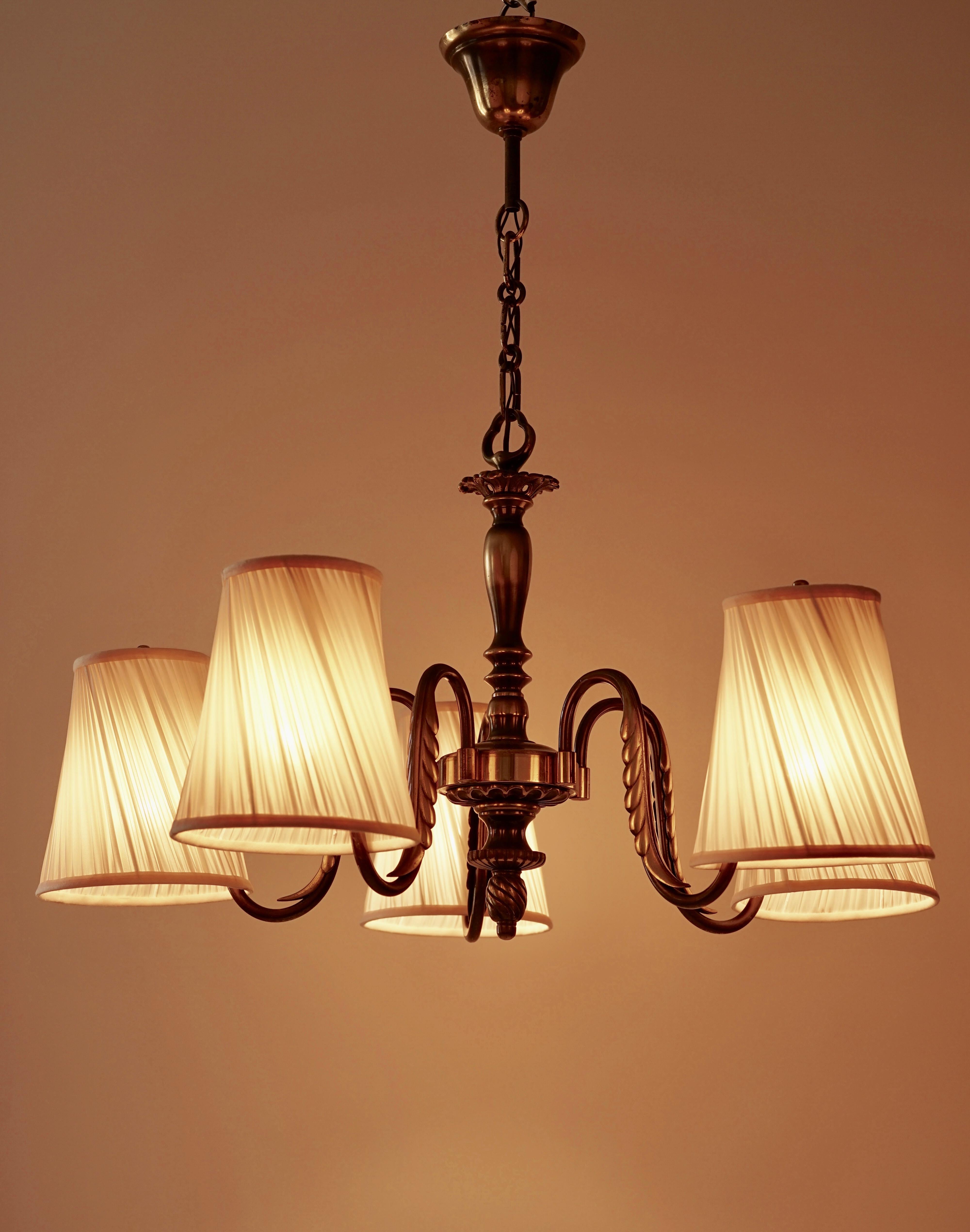 Austrian Brass Chandelier with five Silk Shades from 1930´s by J.T. Kalmár  For Sale 4
