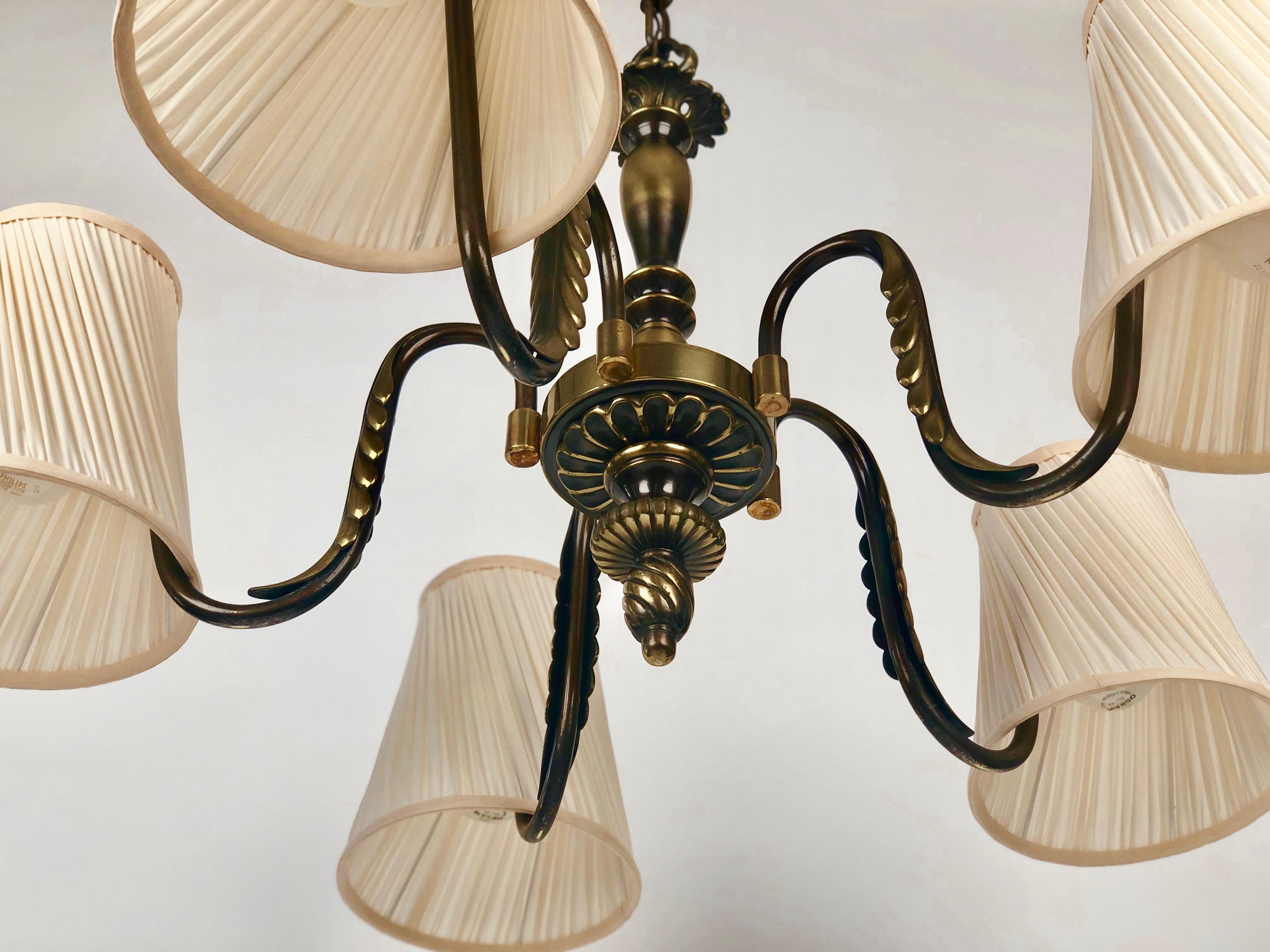 Austriaco Lampadario austriaco in ottone con cinque paralumi in seta del 1930 di J.AT&T. Kalmár in vendita