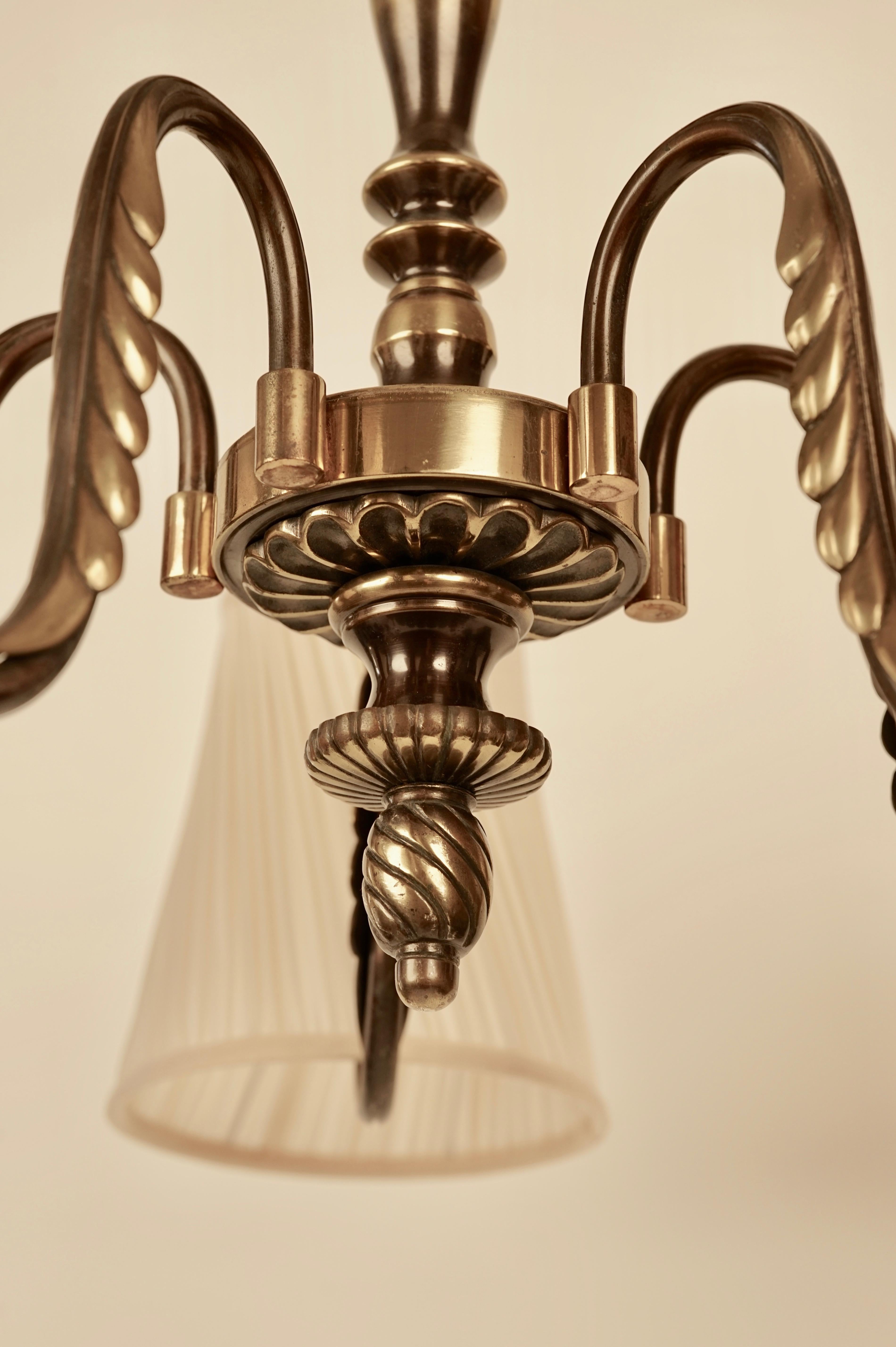 Lampadario austriaco in ottone con cinque paralumi in seta del 1930 di J.AT&T. Kalmár in vendita 1
