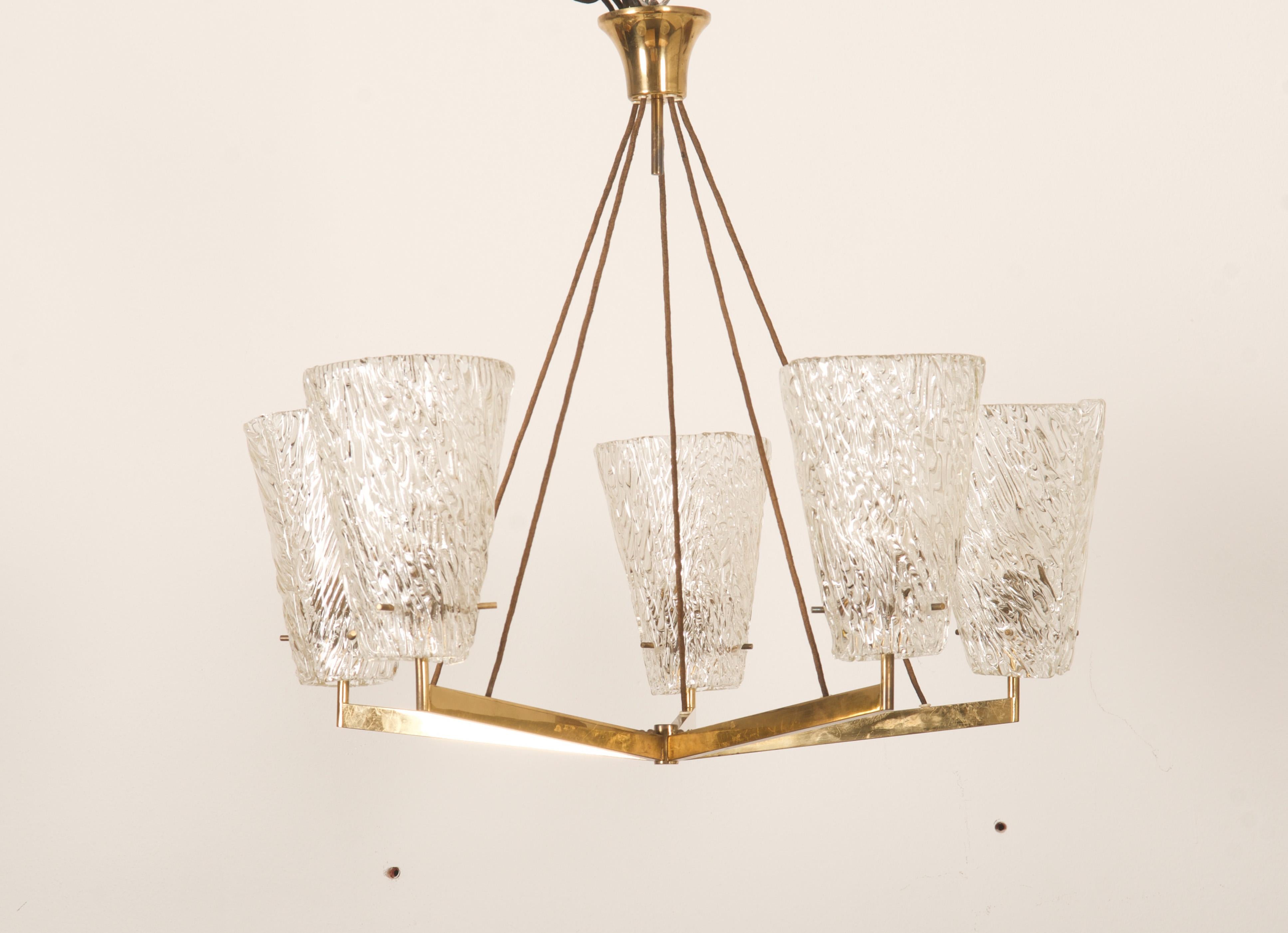Lampadario austriaco in ottone con vetro testurizzato di J.T. Kalmar in vendita 3
