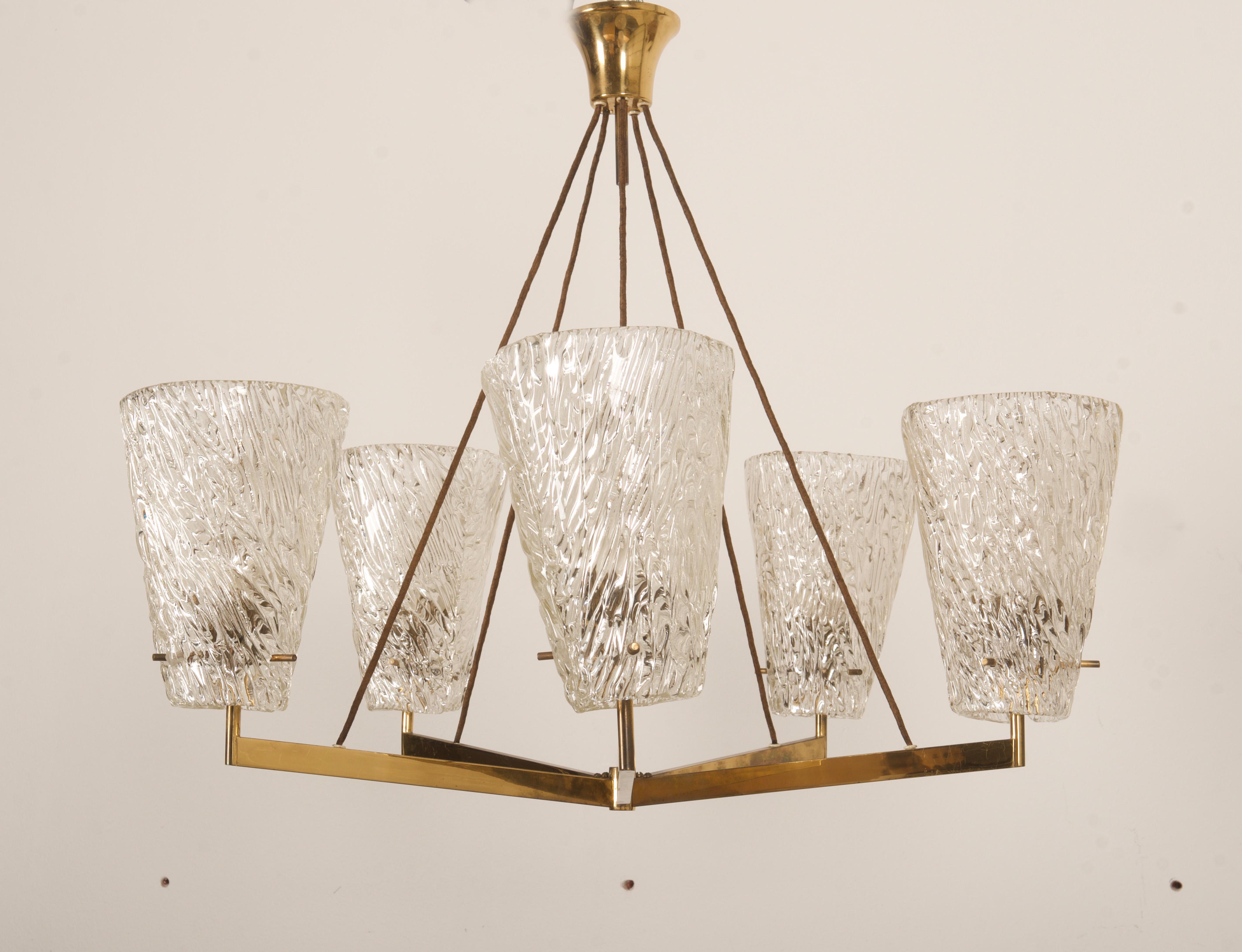 Mid-Century moderno Lampadario austriaco in ottone con vetro testurizzato di J.T. Kalmar in vendita