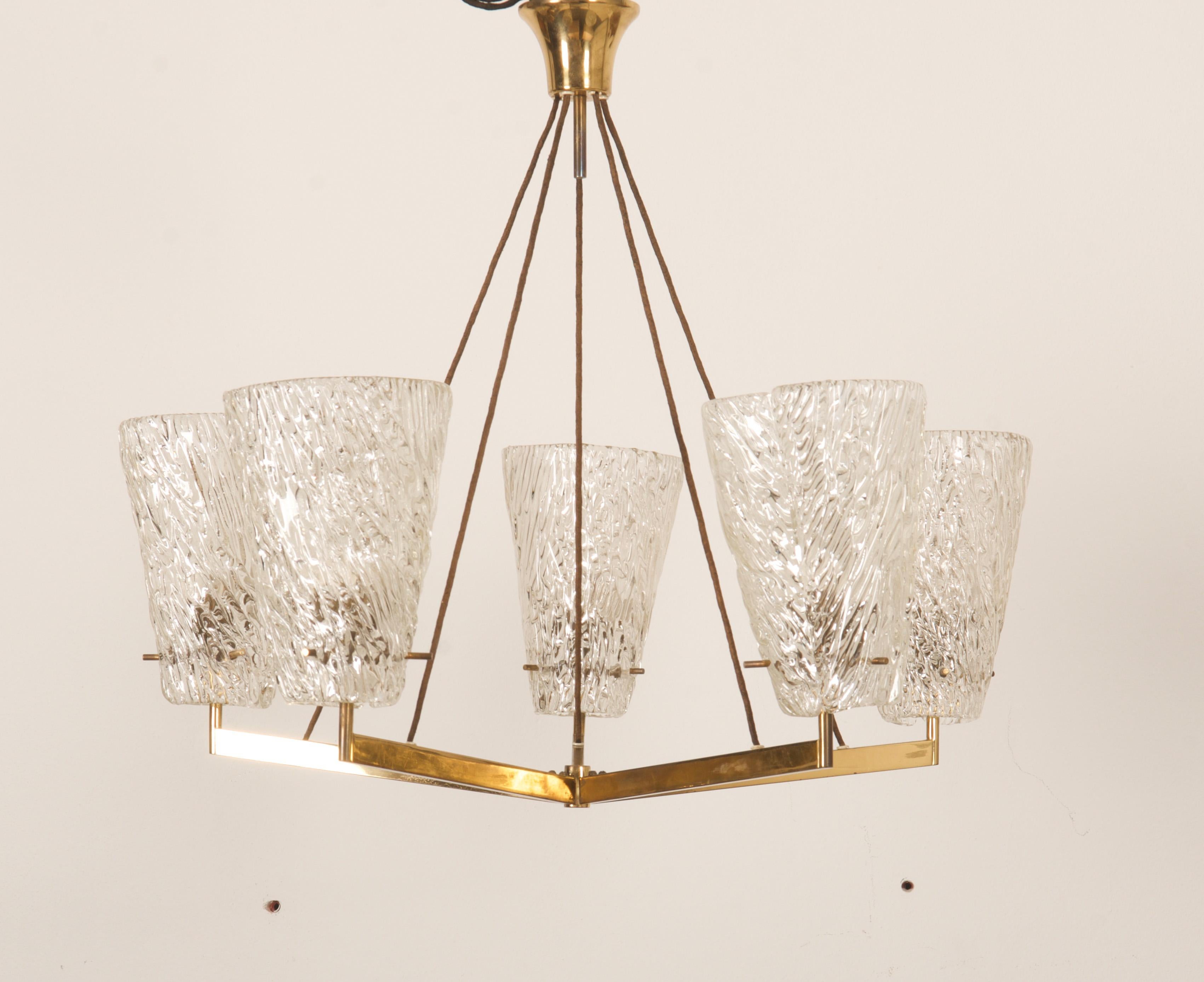 Austrian Brass Chandelier with Textured Glass by J. T. Kalmar In Good Condition For Sale In Vienna, AT