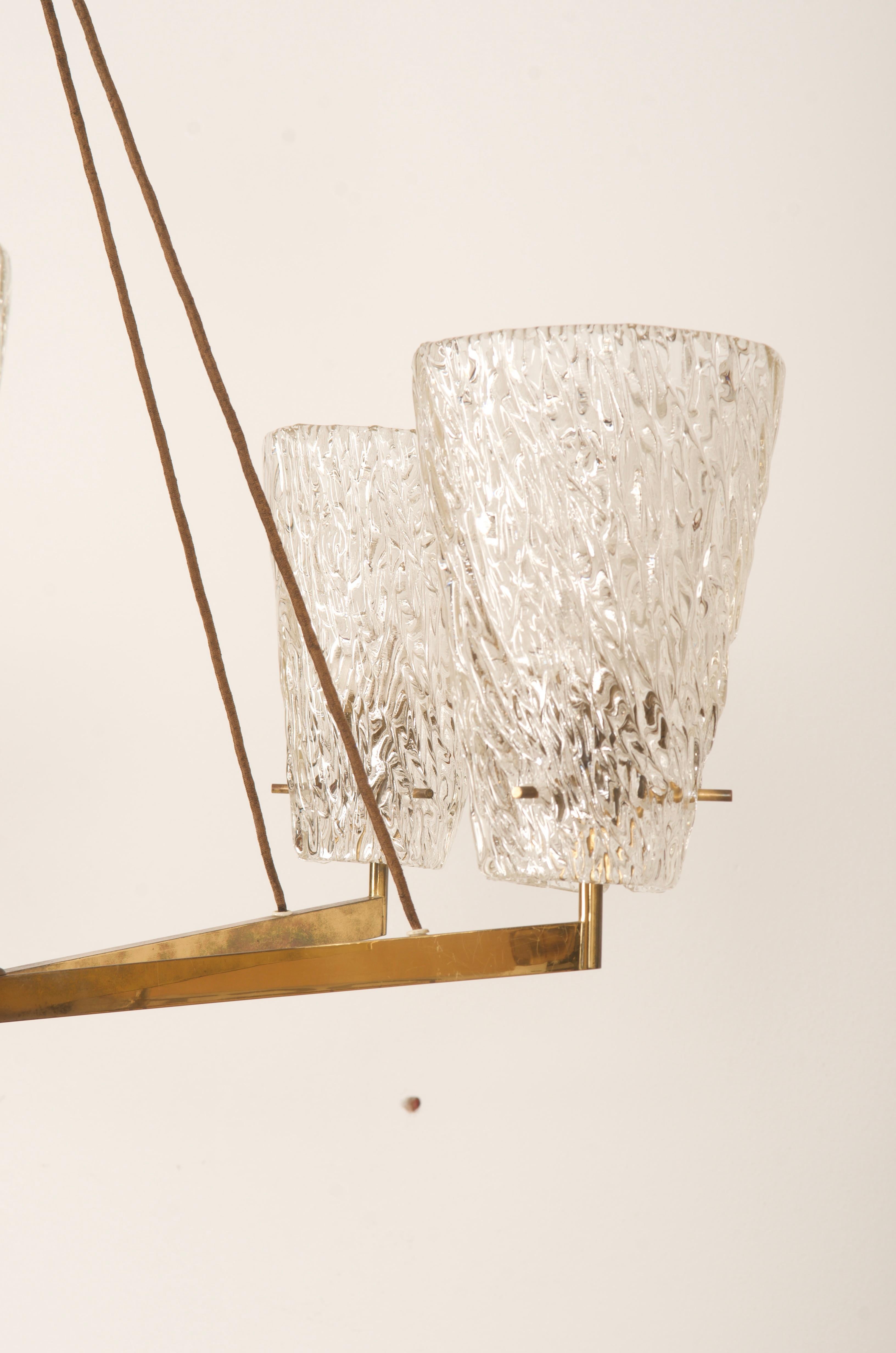 Österreichischer Kronleuchter aus Messing mit strukturiertem Glas von J. T. Kalmar im Angebot 1