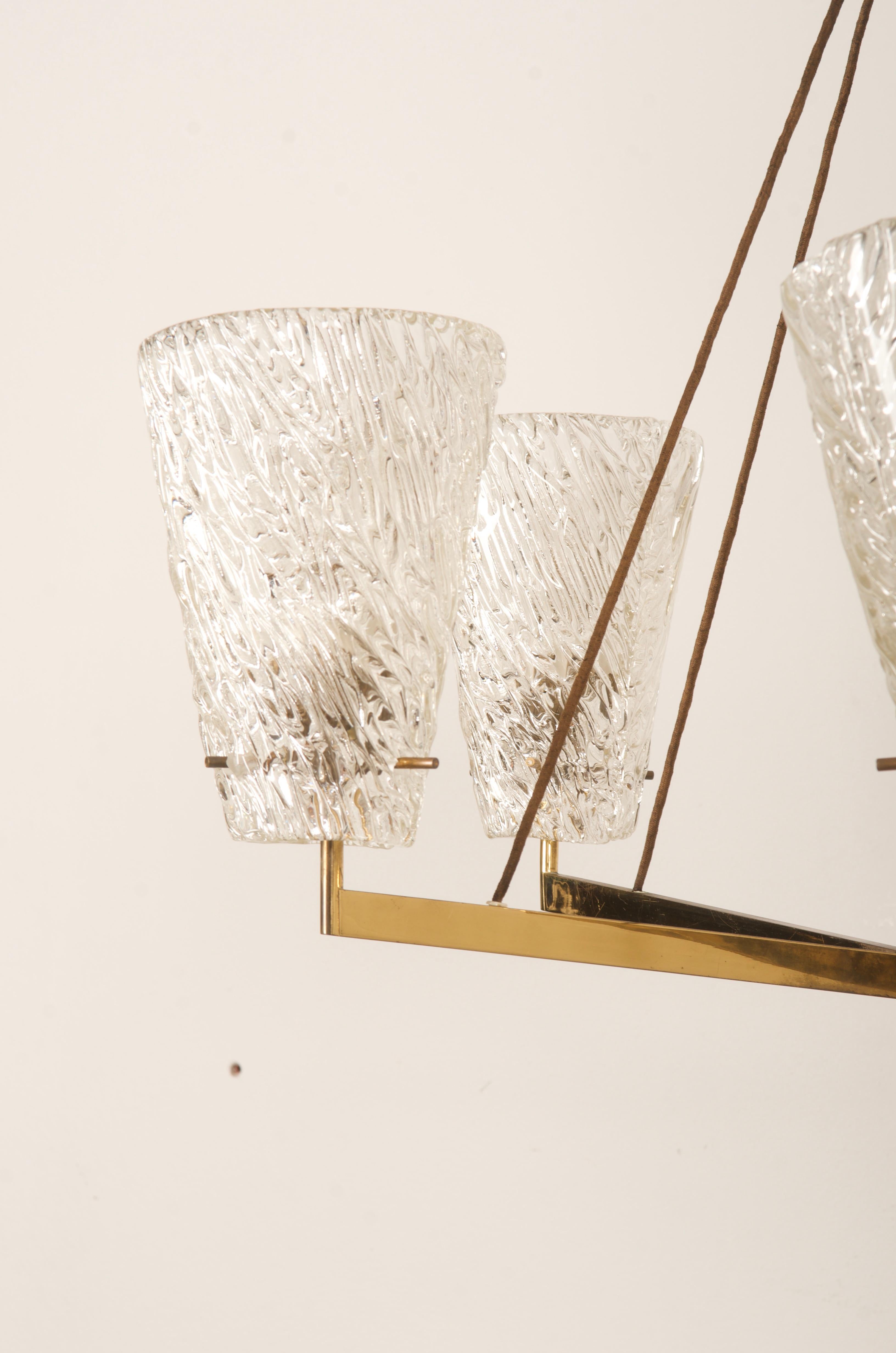 Österreichischer Kronleuchter aus Messing mit strukturiertem Glas von J. T. Kalmar im Angebot 2