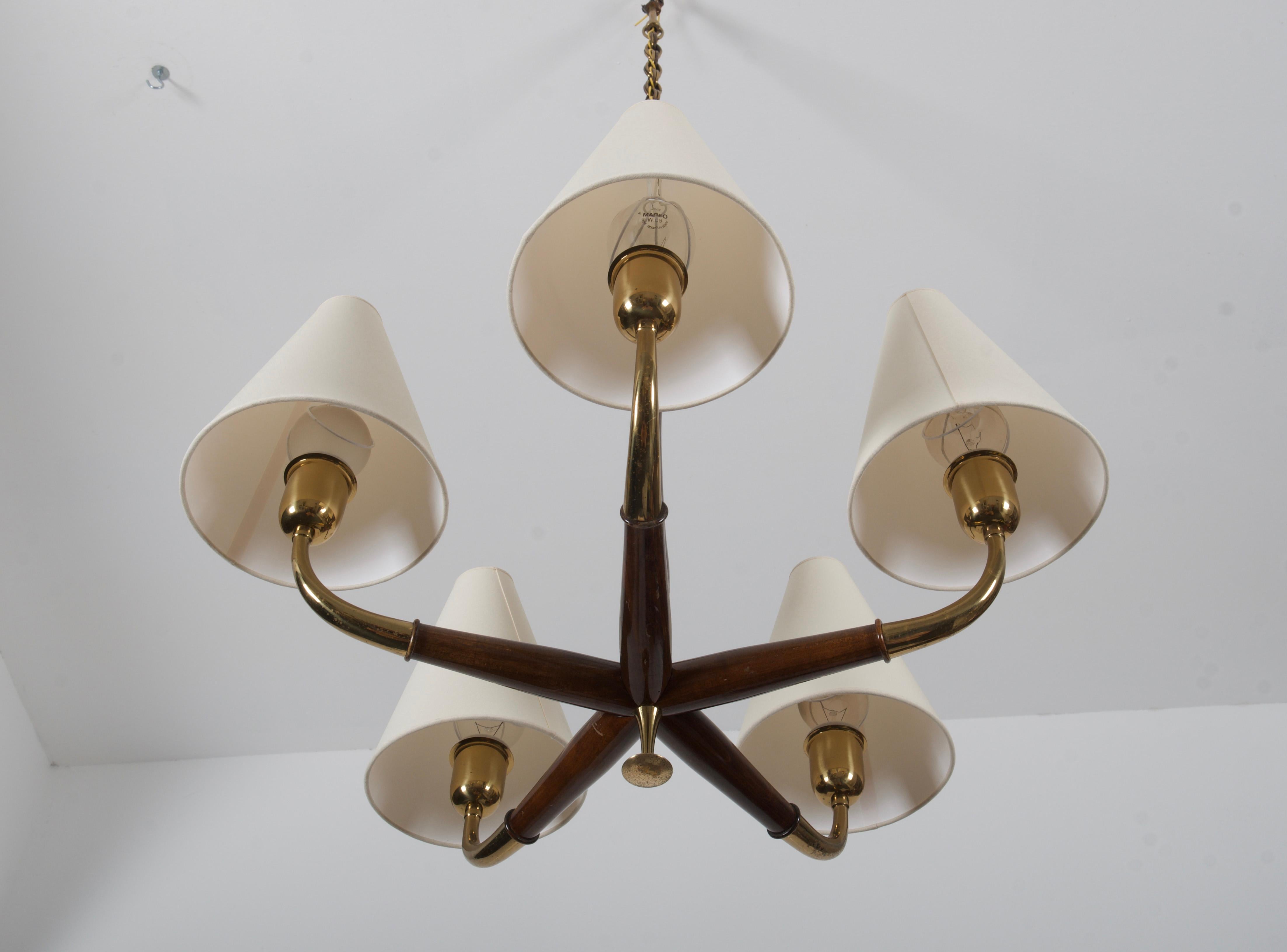 Walnut star with brass arms with cone shaped shades and fitted with five E27 sockets. Designed in the early 1950s by Oswald Haerdtl for J.T. Kalmar.
New shades.
