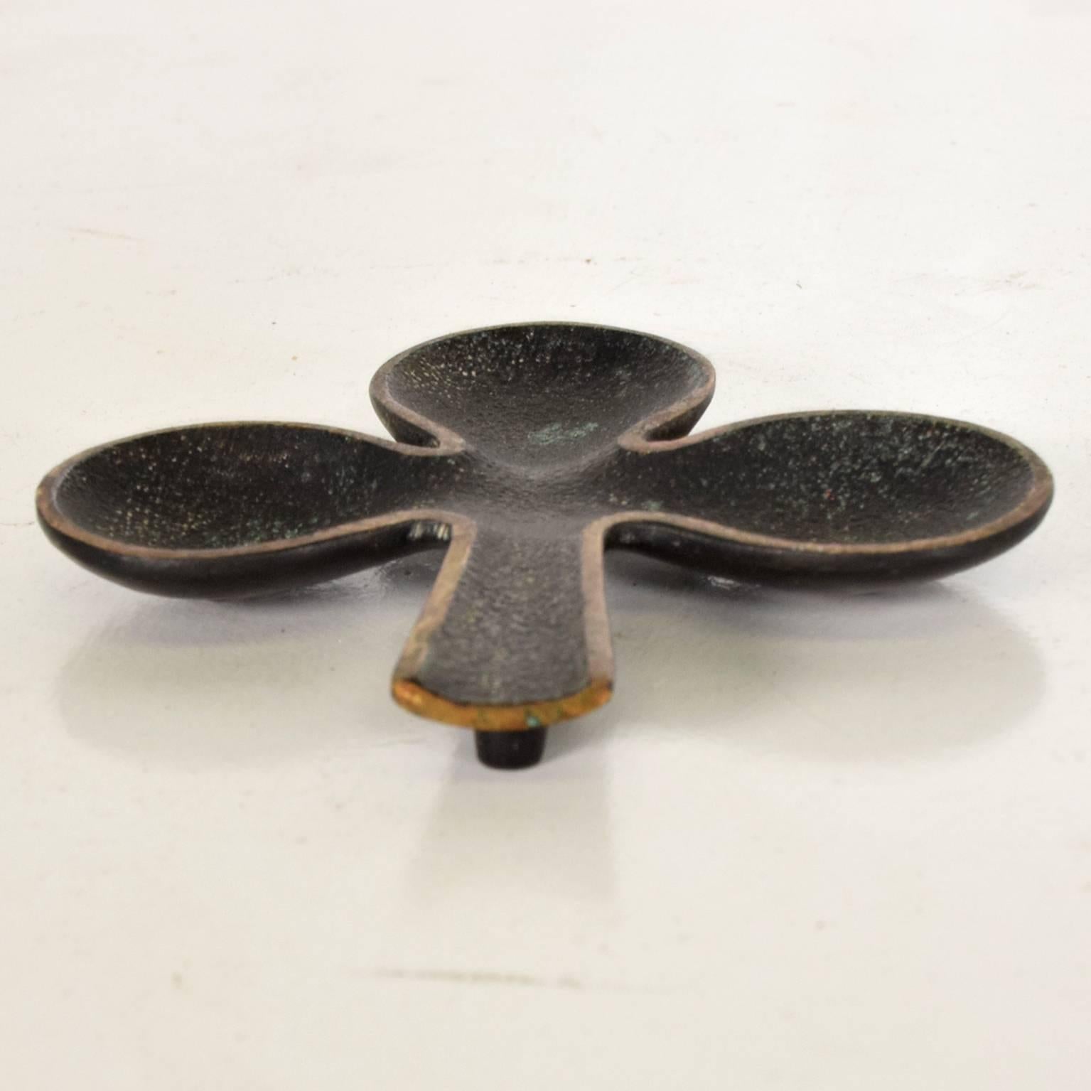 For your consideration a beautiful bronze clover ashtray by Richard Rohac.
Austria, 1950s.
Marked RR (Richard Rohac) Made in Austria.
Measures: 1/2