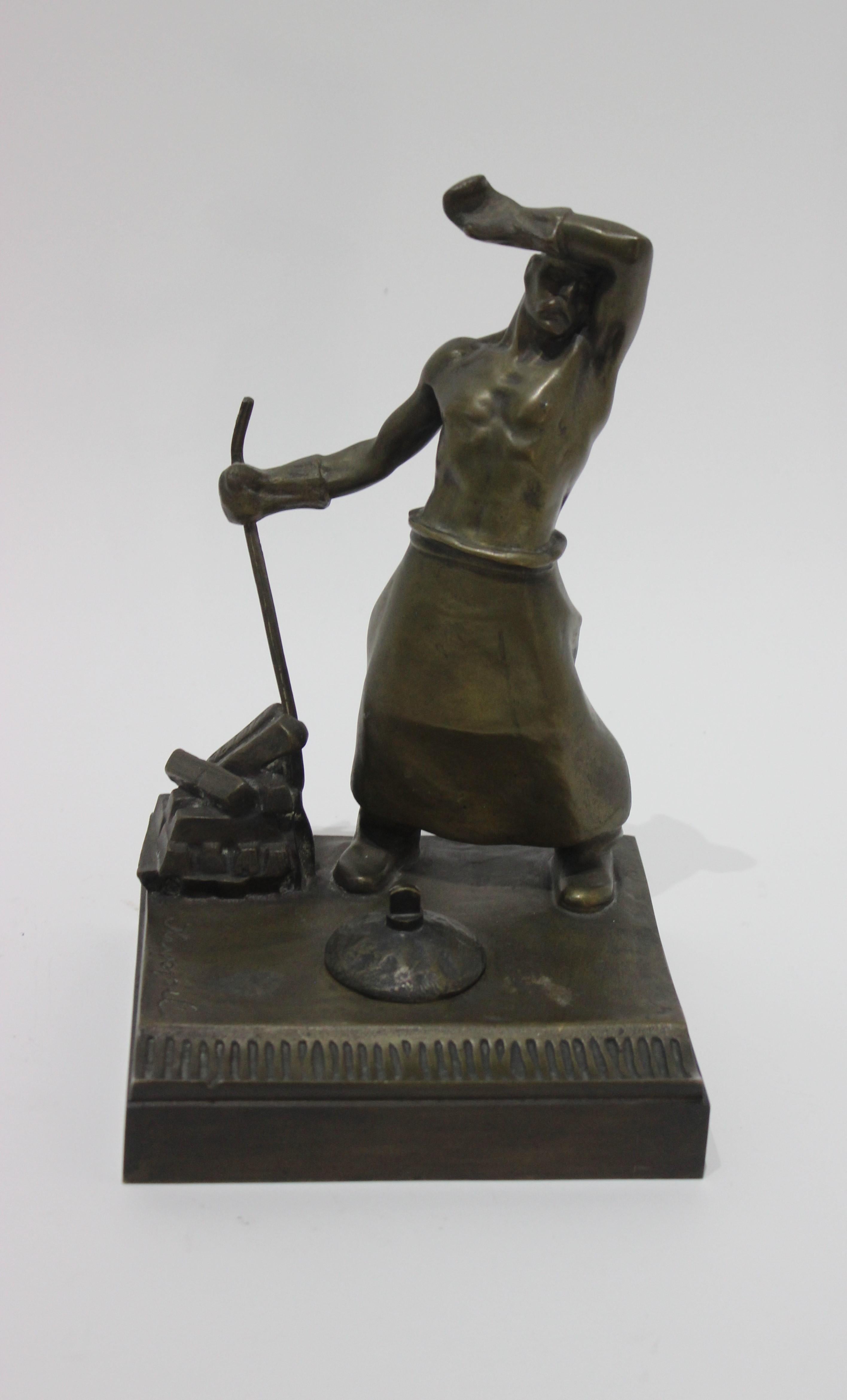 Sculpture de bureau en bronze du 20e siècle signée par Heinrich Krippel, 1883-1945.

Note - Le réservoir d'encre est manquant...