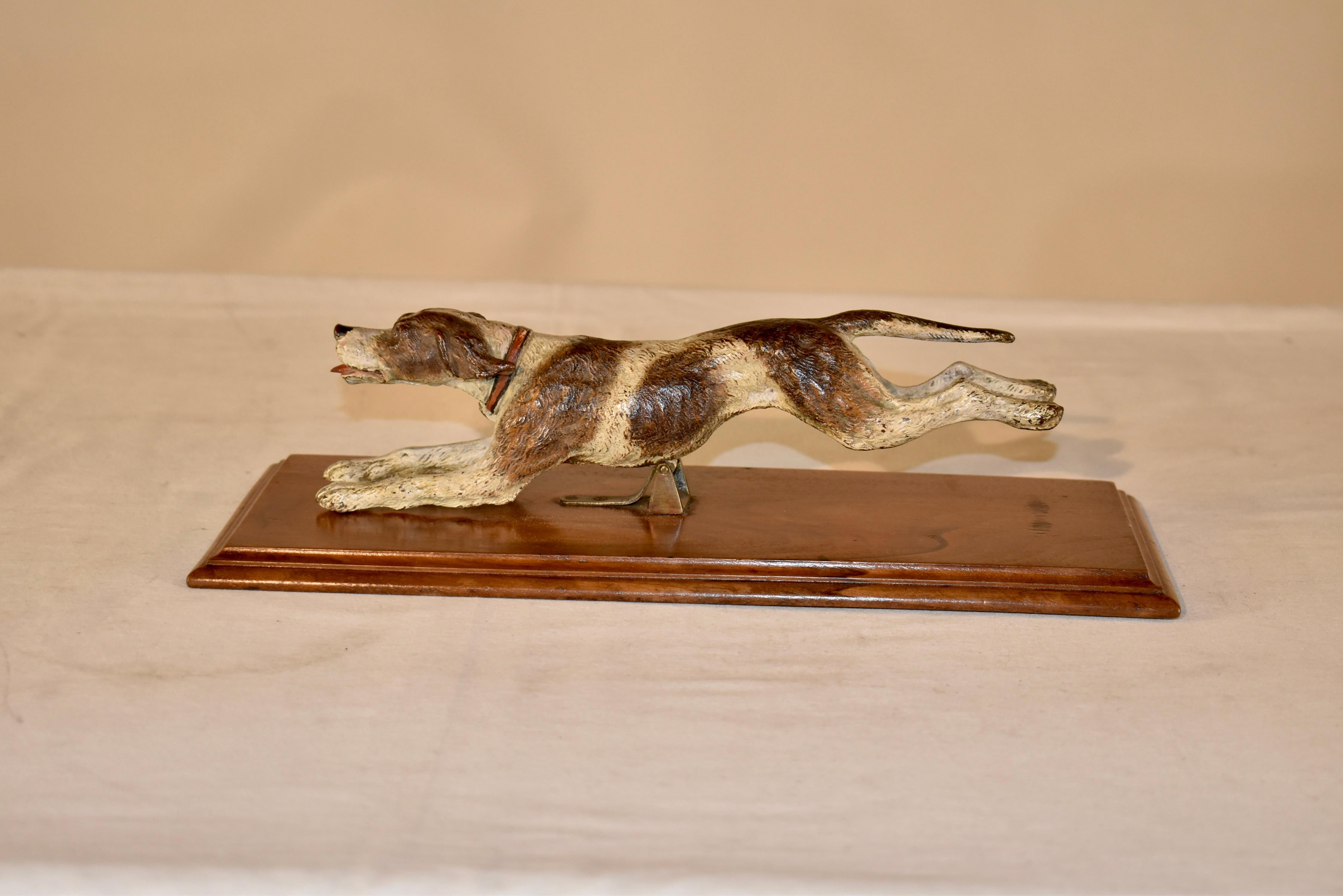 Cane da caccia austriaco in bronzo dipinto a freddo del XIX secolo a forma di graffetta, montato su una base in noce.  Si tratta di pezzi stravaganti realizzati tra la fine dell'epoca vittoriana e l'inizio dell'epoca edoardiana, perché in quel