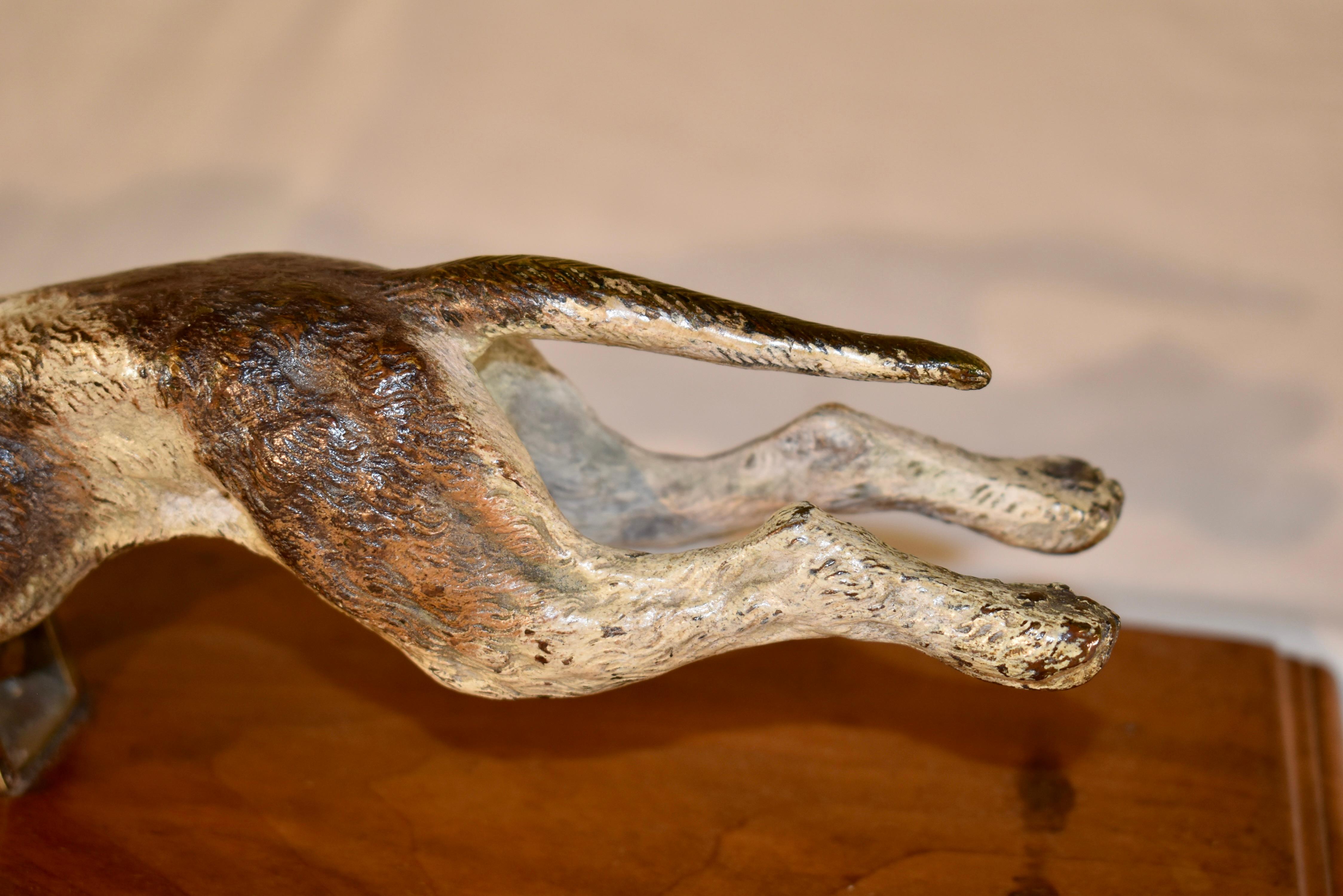 Inizio XX secolo Fermalettere a forma di cane in bronzo austriaco, CIRCA 1900 in vendita