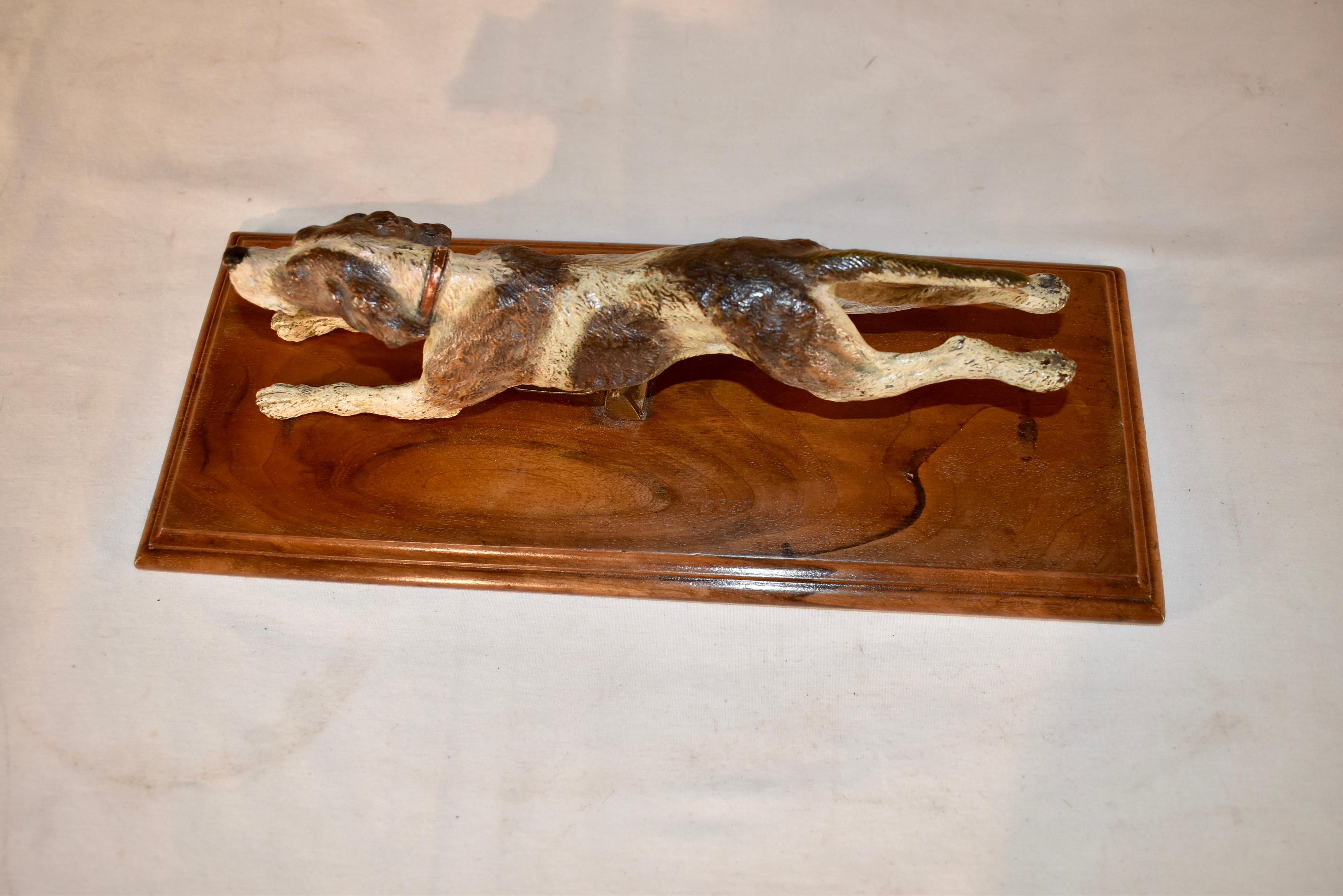 Bronzo Fermalettere a forma di cane in bronzo austriaco, CIRCA 1900 in vendita