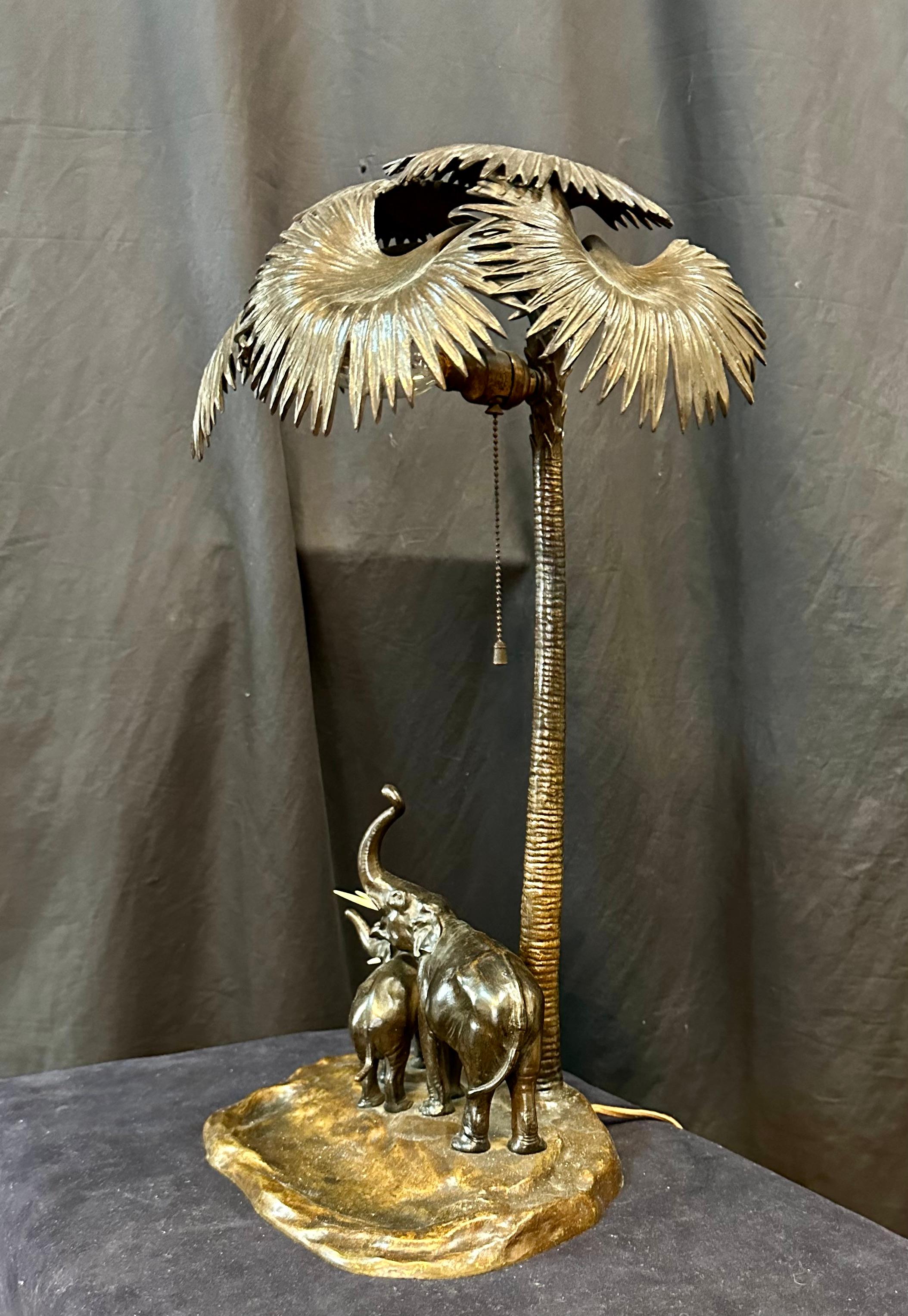 Patiné Lampe éléphant autrichienne en bronze en vente