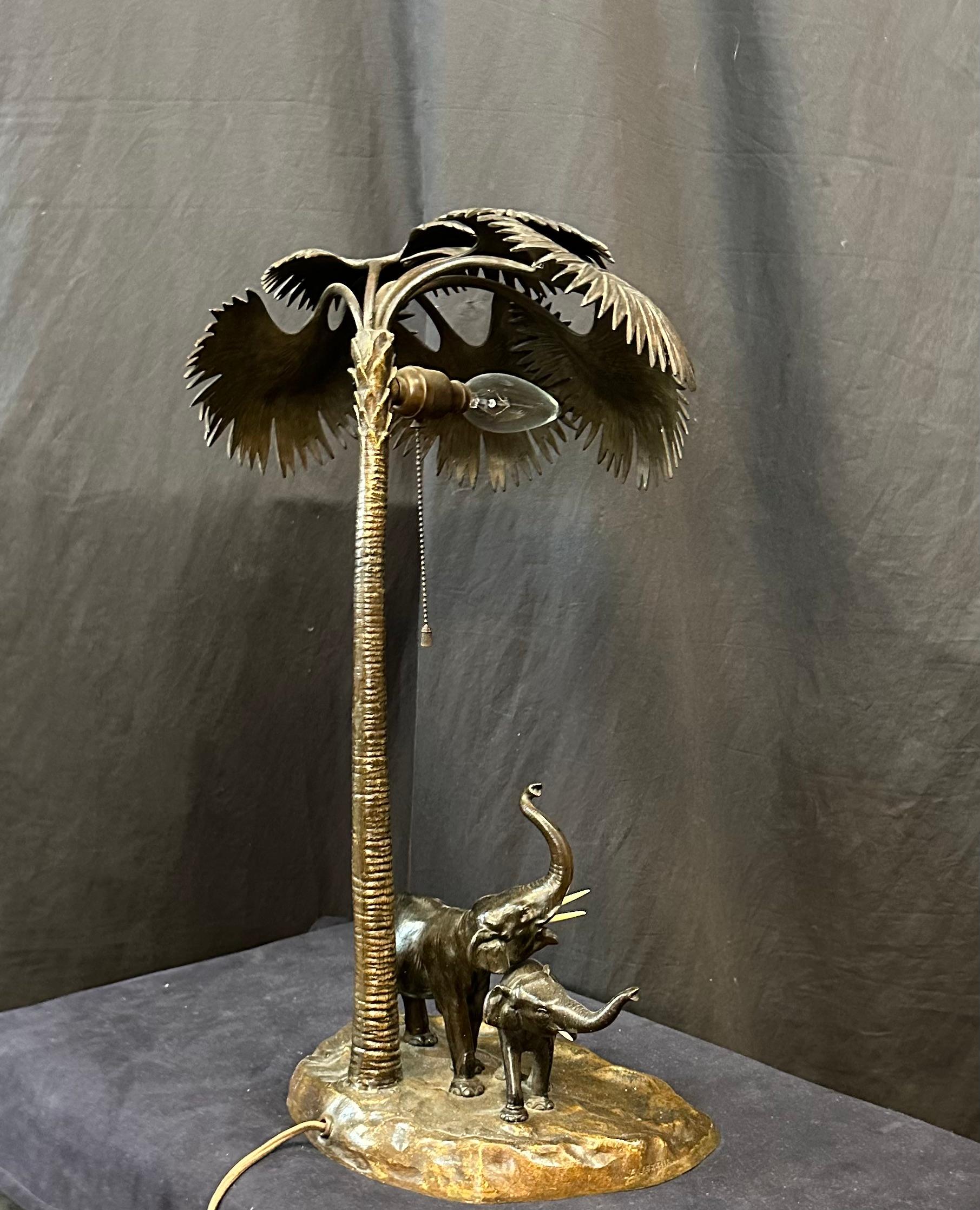 20ième siècle Lampe éléphant autrichienne en bronze en vente