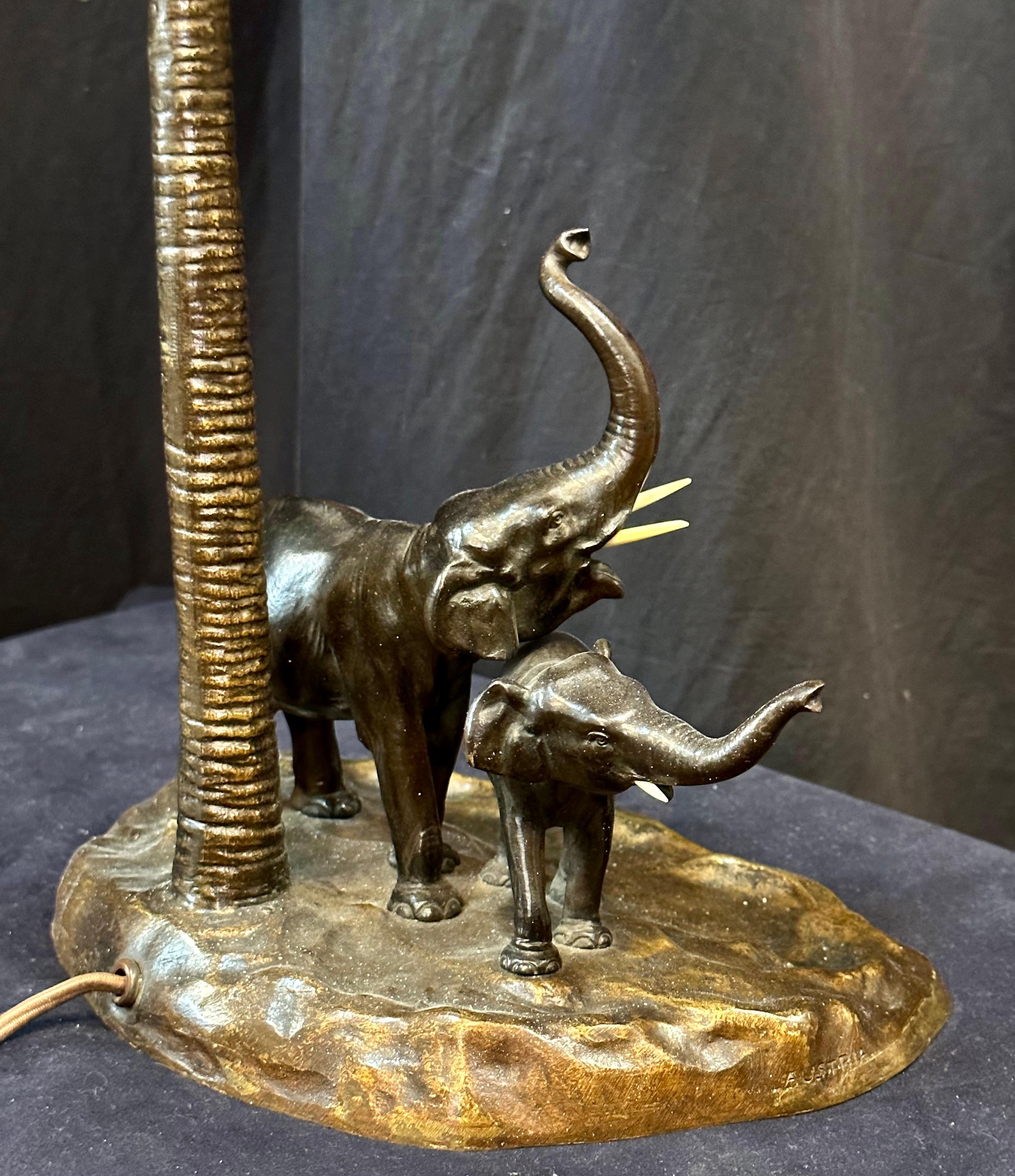 Bronze Lampe éléphant autrichienne en bronze en vente