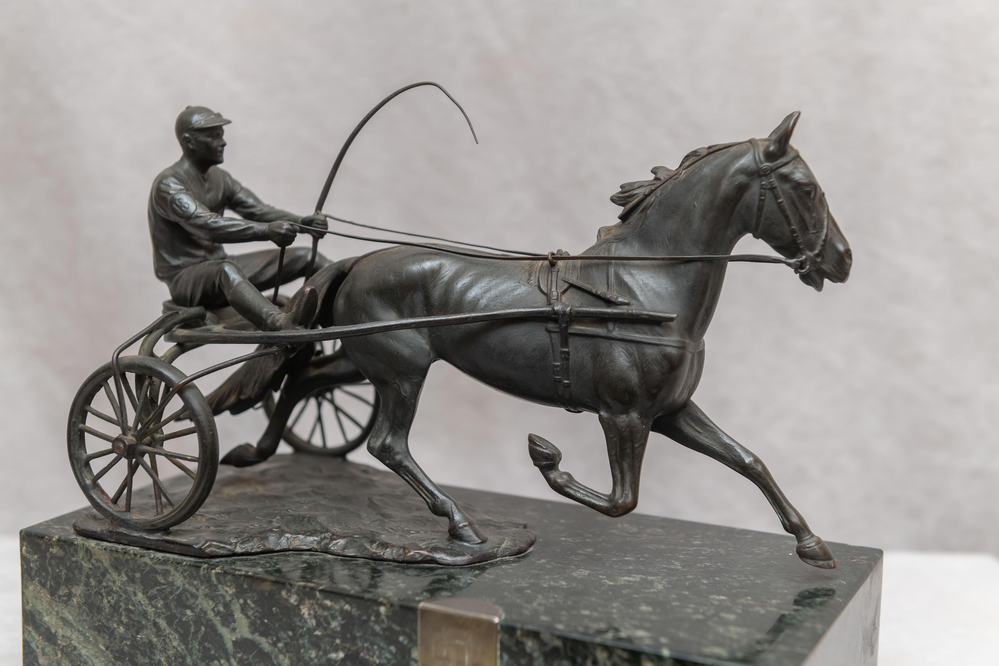 Österreichische Bronzegruppe, Trabrennfahrer und Pferd, signierter Künstler, um 1920 (Handgefertigt) im Angebot