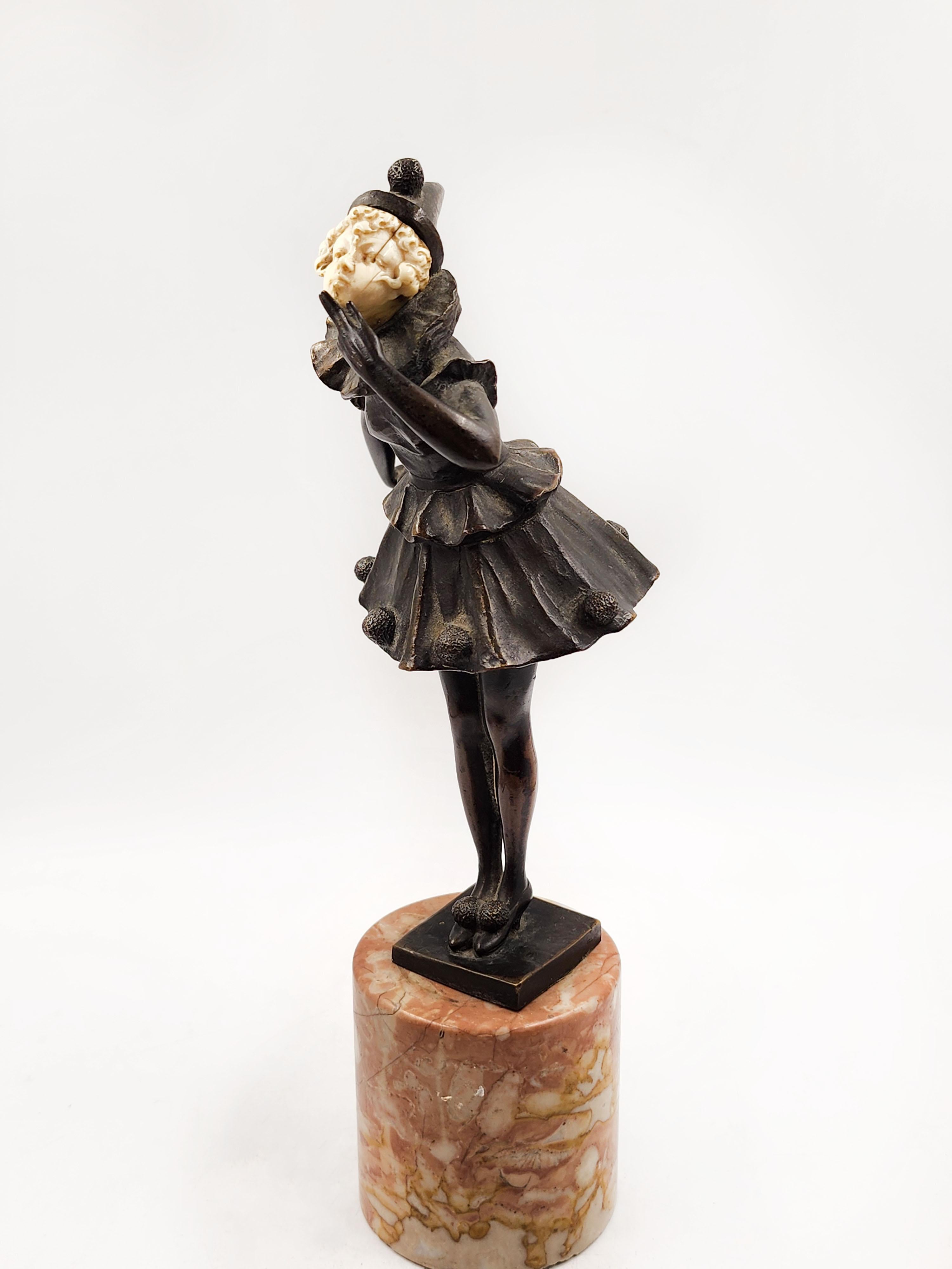 Arlecchino austriaco in bronzo con base in marmo, 1920 circa
Bellissima figura austriaca in bronzo che rappresenta un Arlecchino beffardo; il bronzo ha una patina marrone e il marmo un tono rossastro.
Misure:
Diametro: 6 centimetri
Altezza: 24