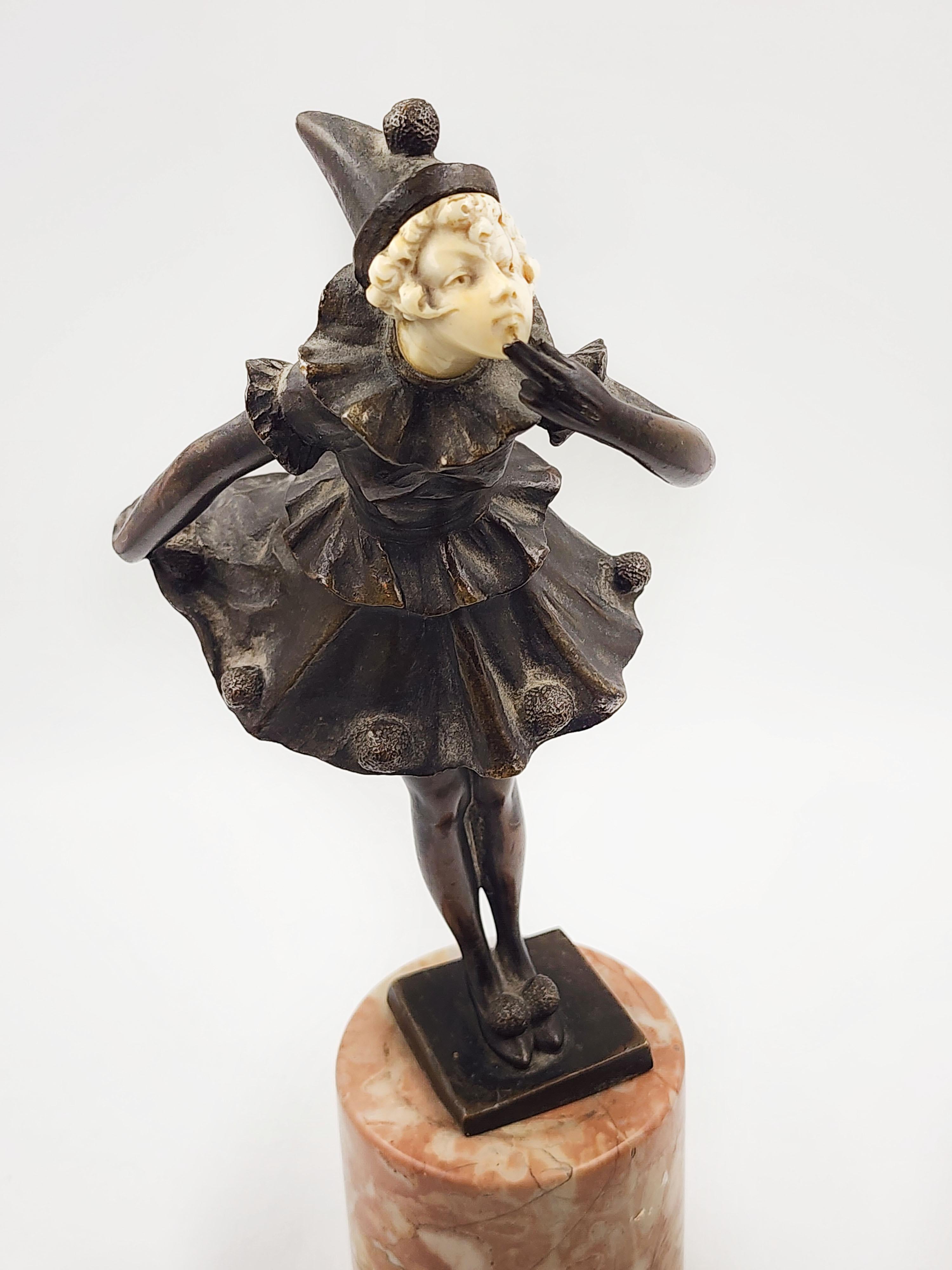 Art Déco Arlecchino austriaco in bronzo con base in marmo in vendita