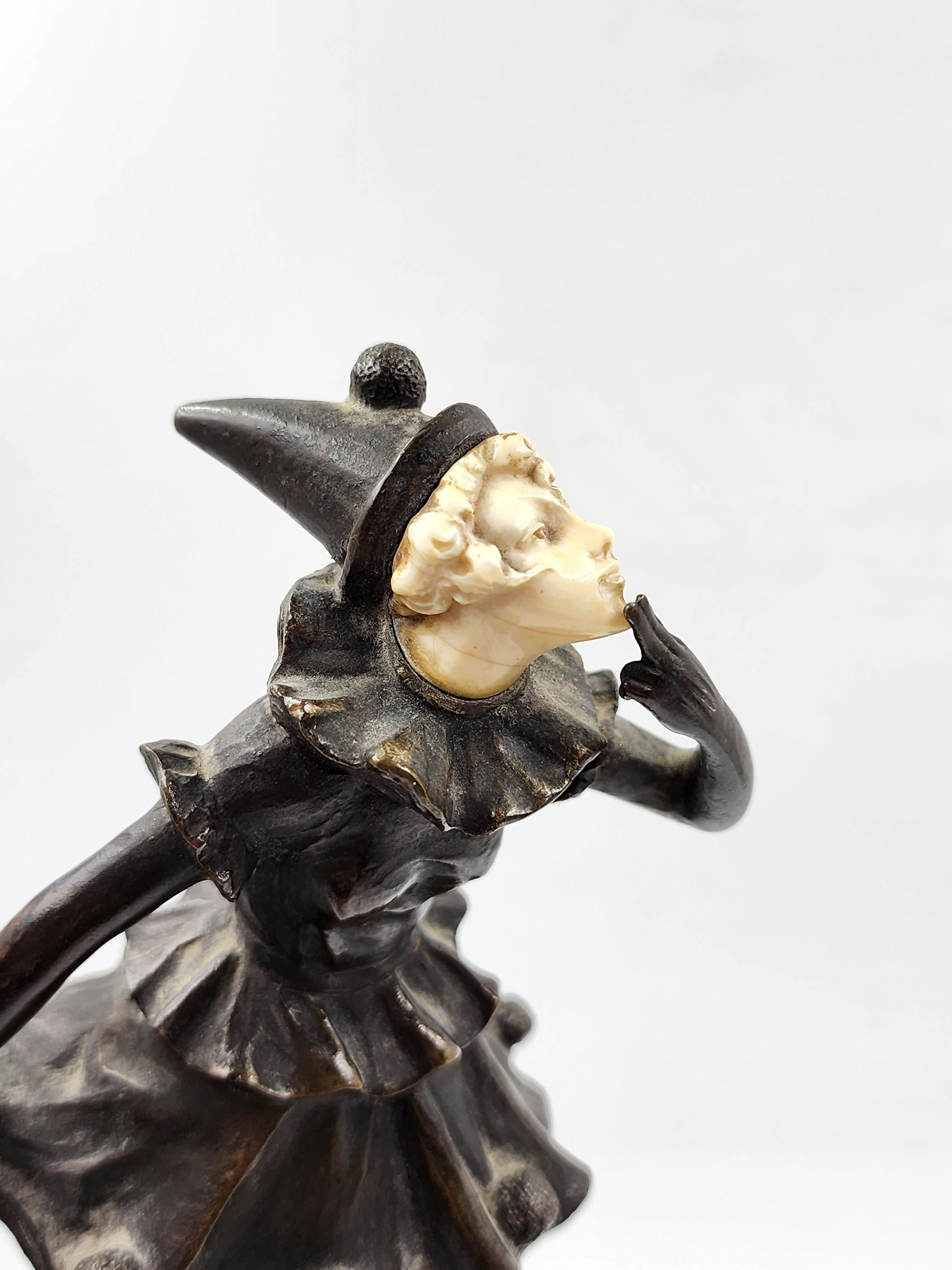 Bronzo Arlecchino austriaco in bronzo con base in marmo in vendita