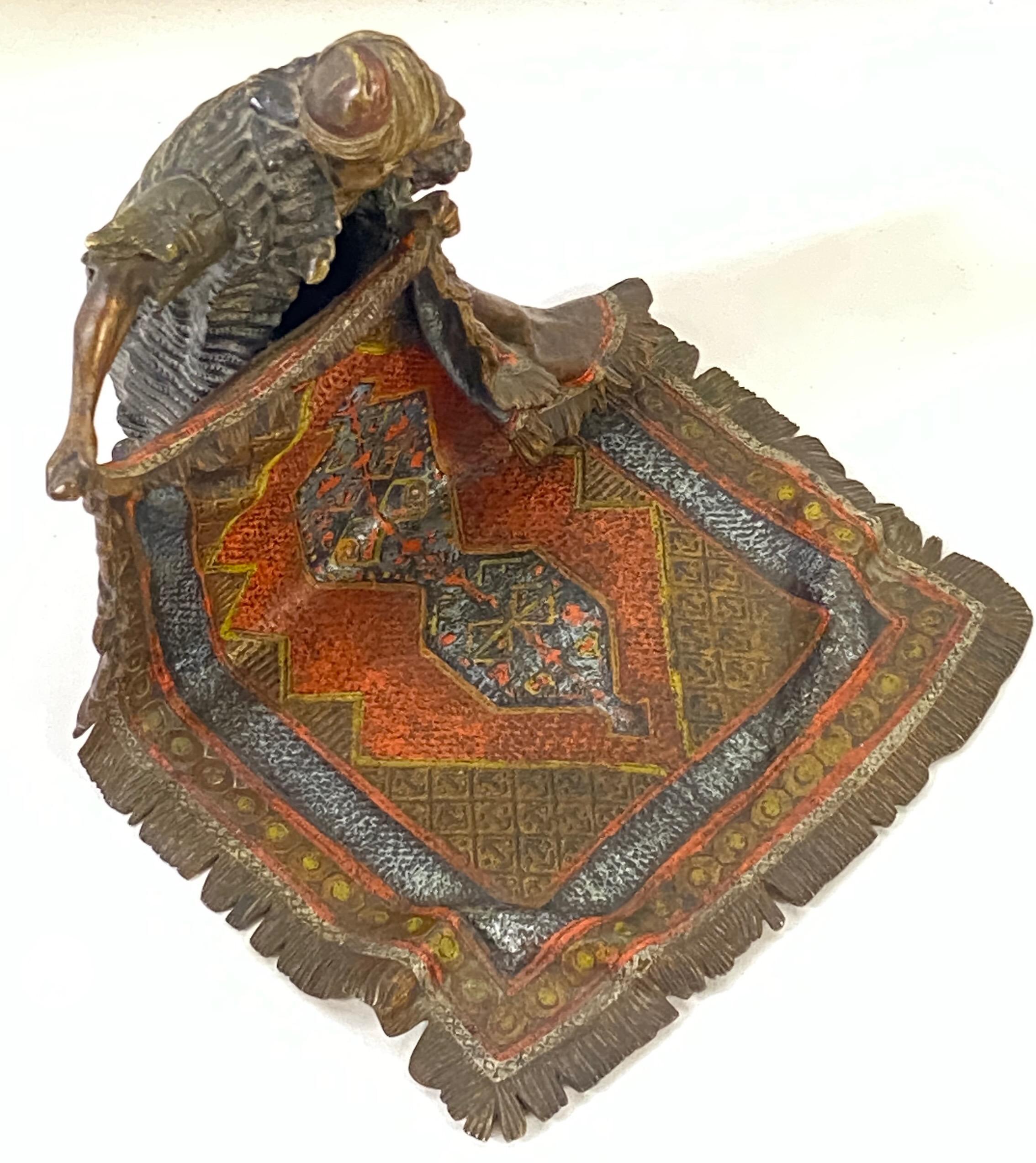 Österreichische orientalistische Bronze eines arabischen Teppichhändlers von Bergman um 1910 (Handbemalt) im Angebot