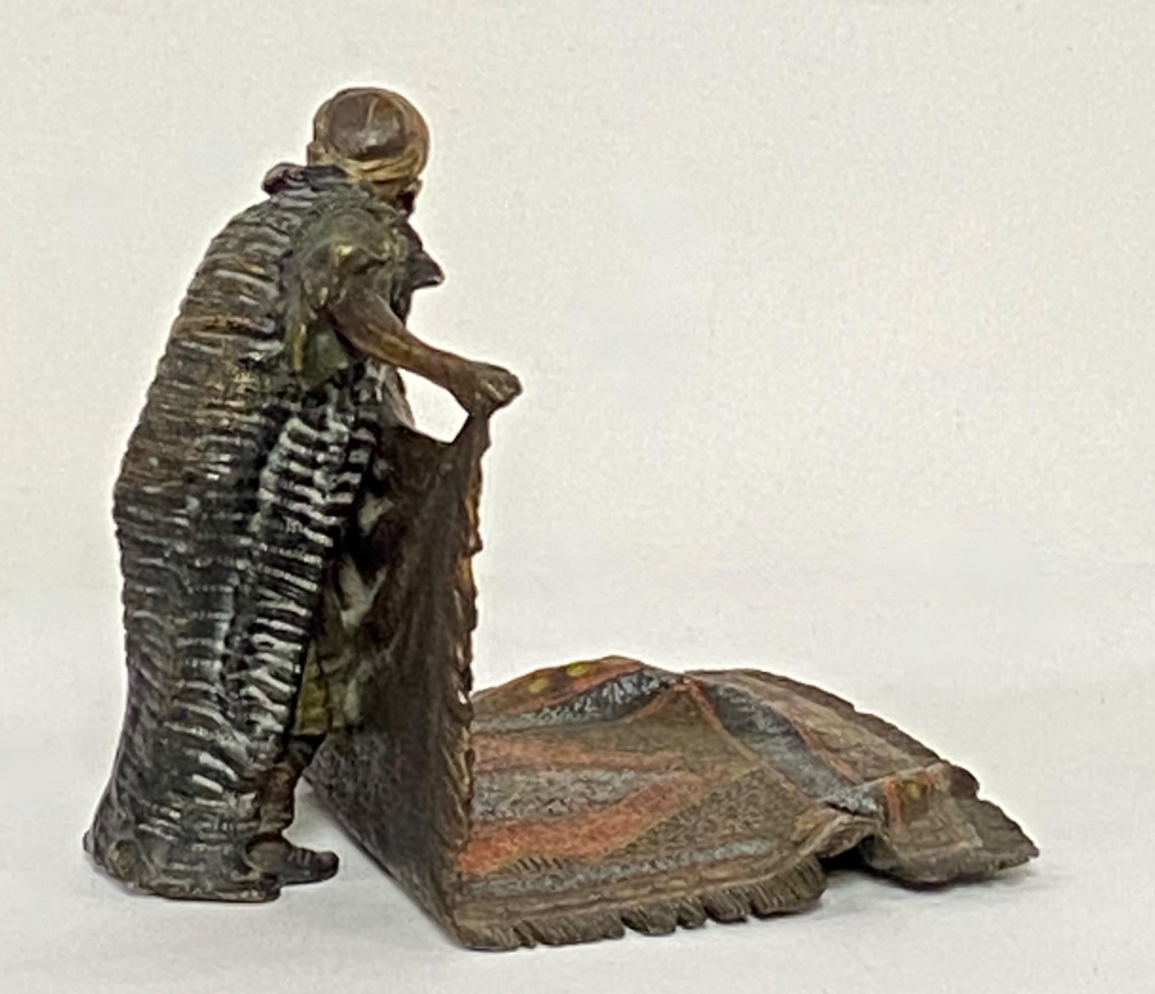 Österreichische orientalistische Bronze eines arabischen Teppichhändlers von Bergman um 1910 im Angebot 2