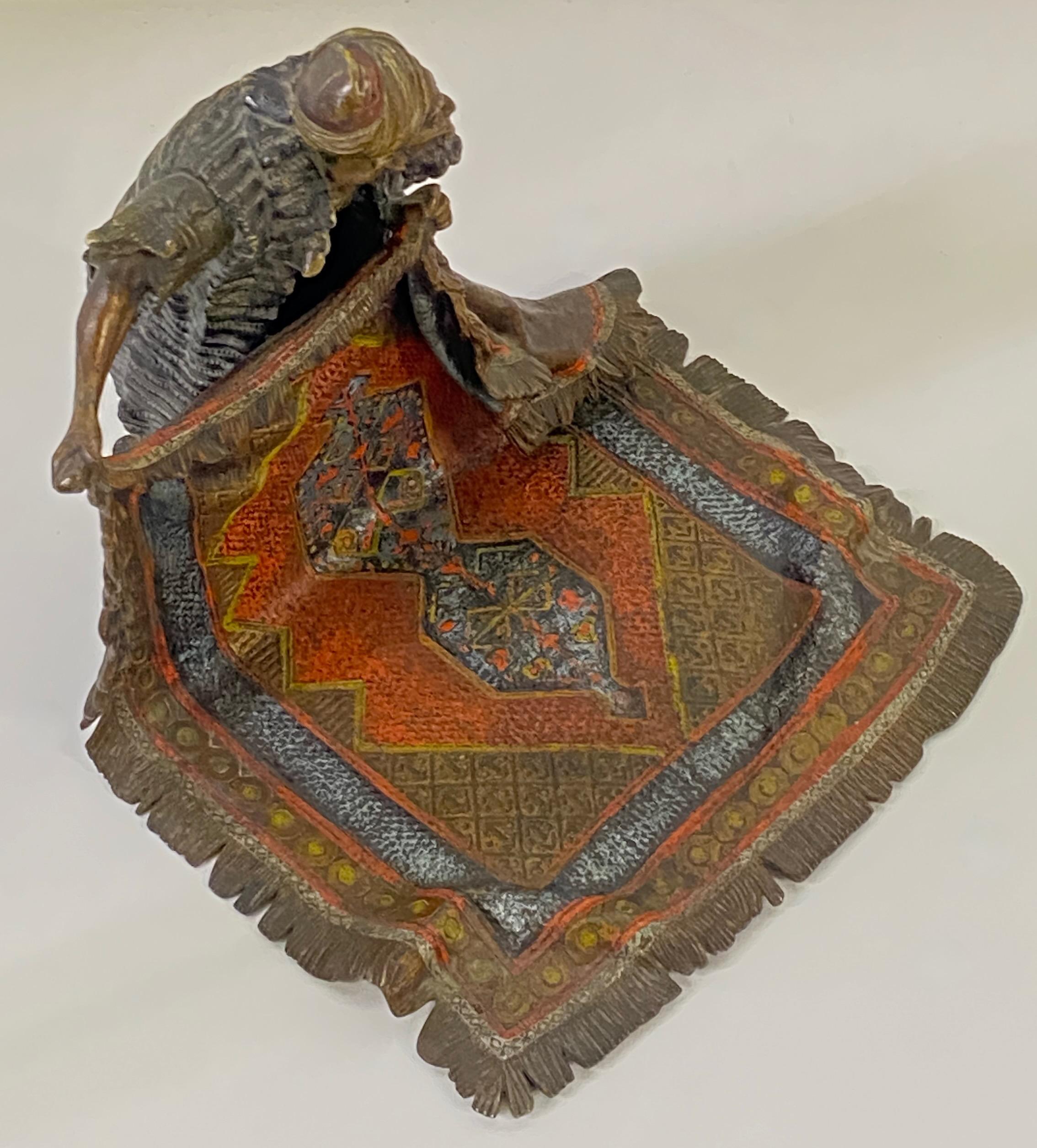 Österreichische orientalistische Bronze eines arabischen Teppichhändlers von Bergman um 1910 im Angebot 3