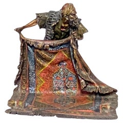 Bronze orientaliste autrichien représentant un marchand de tapis arabes par Bergman, vers 1910