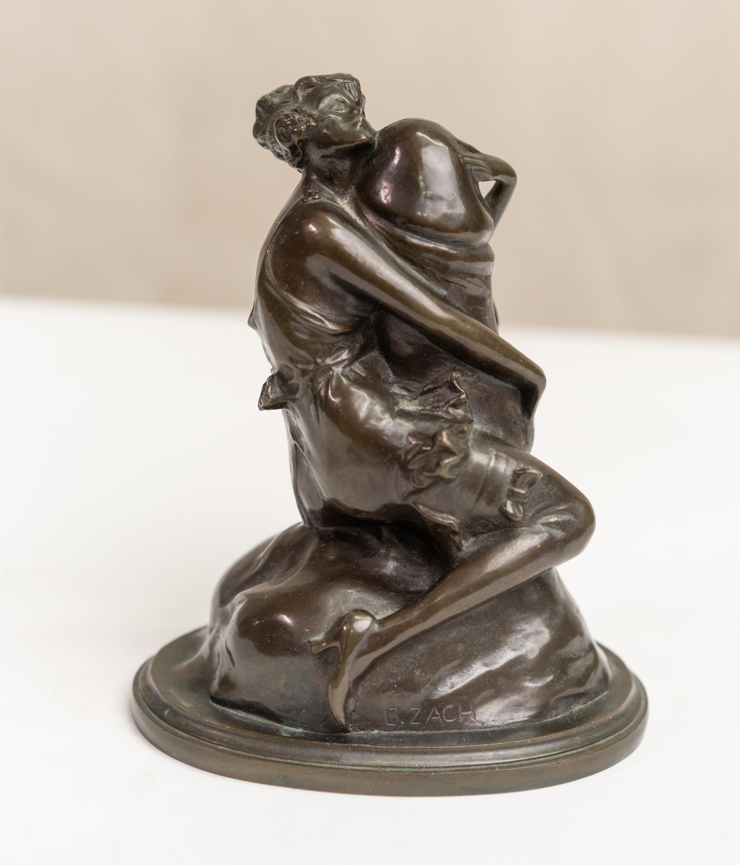 Escultura erótica austriaca de bronce de una mujer joven envuelta alrededor de un falo, 