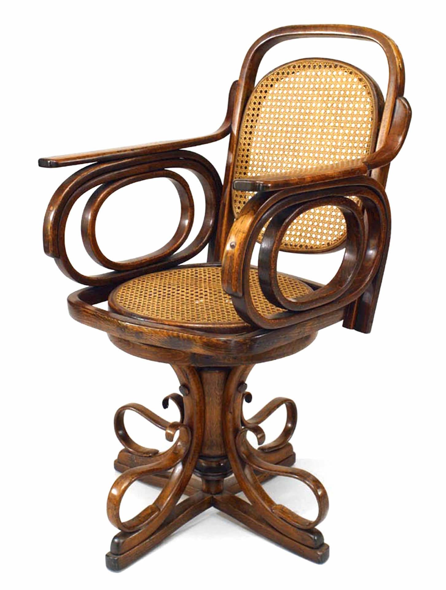 Chaise pivotante en bois de Bentwood autrichien (19/20e siècle) avec base à piédestal à volutes et assise et dossier cannelés à bras ouverts ovales. (att : THONET)
