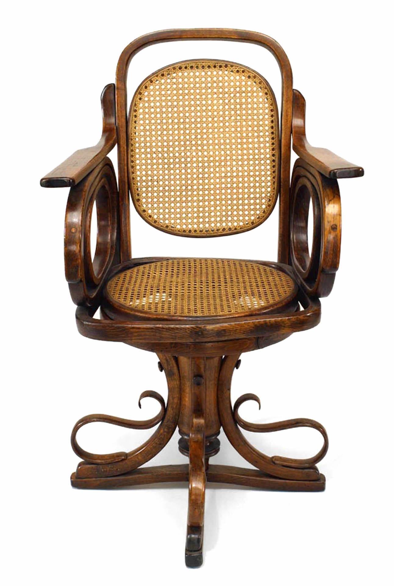 Sécession viennoise Fauteuil pivotant autrichien en bois cintré à volutes en vente