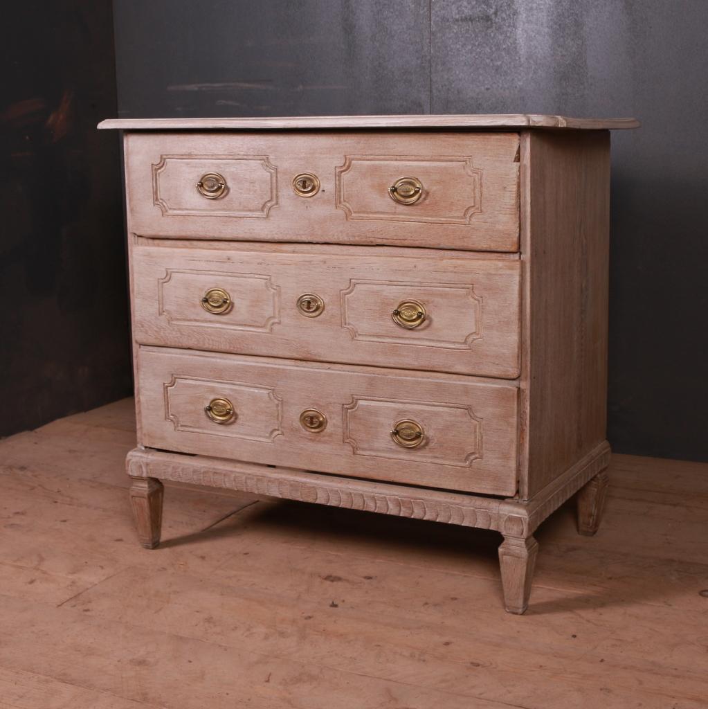 18th century Austrian carved oak commode. Lovely small size, 1790.

Dimensions:
37 inches (94 cms) wide
20.5 inches (52 cms) deep
33.5 inches (85 cms) high.