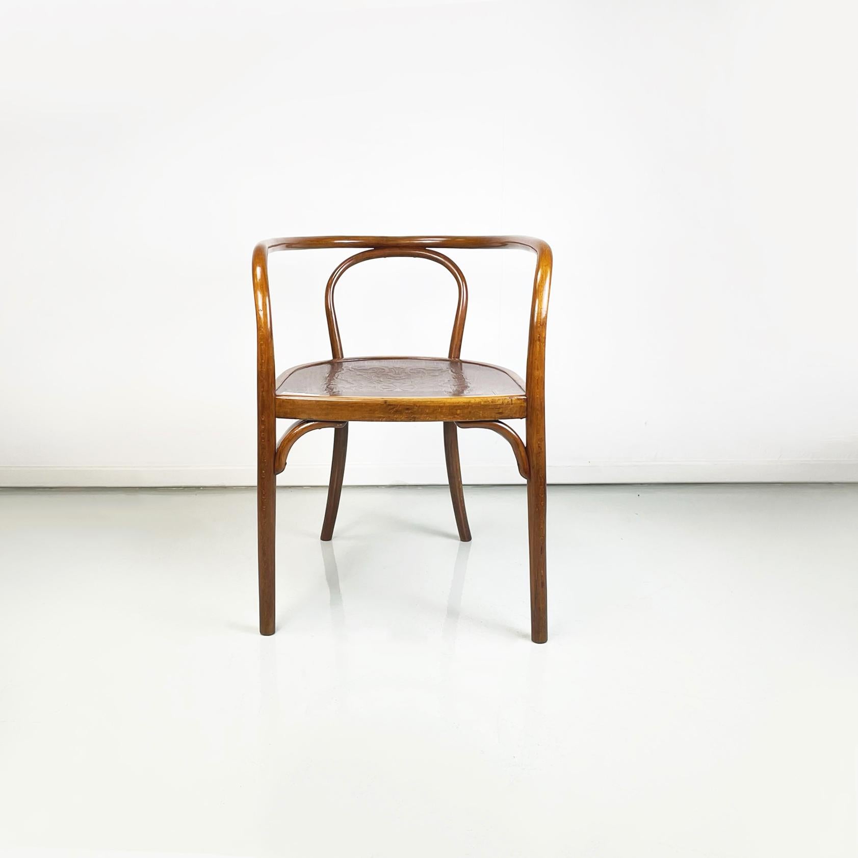 Austrian chair in wood with embossed floral print by Thonet, 1900s
Fantastic and iconic chair Thonet with semi-round wooden seat with embossed floral print. The round section structure is in curved wood.
It was produced by Thonet in the early