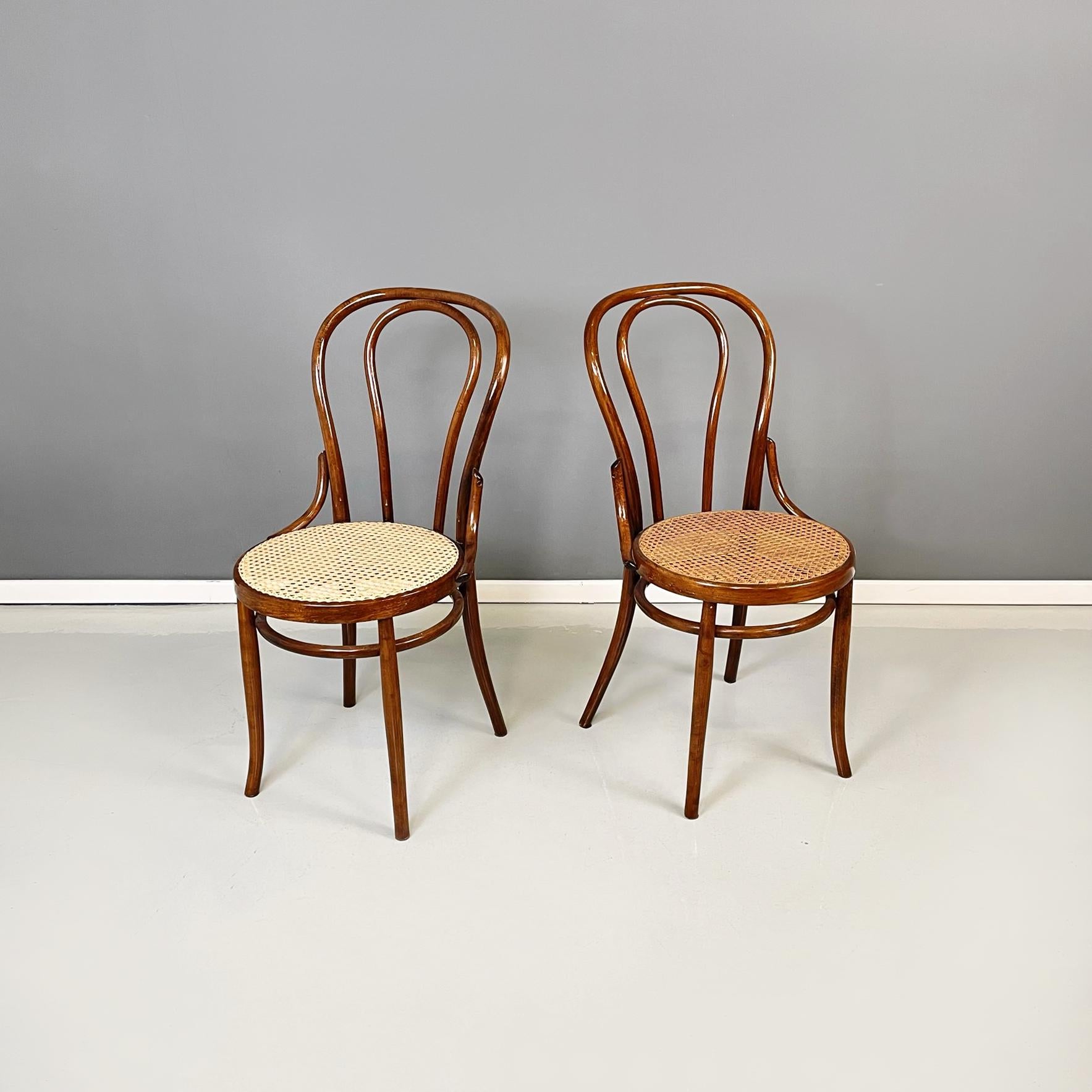 Austrian chairs Thonet style with straw and wood by Salvatore Leone, 1900s
Set of 6 chairs in Thonet style with round straw seat. The structure is in dark wood. The backrest is made of curved wood. The straws have different shades of color. 
They