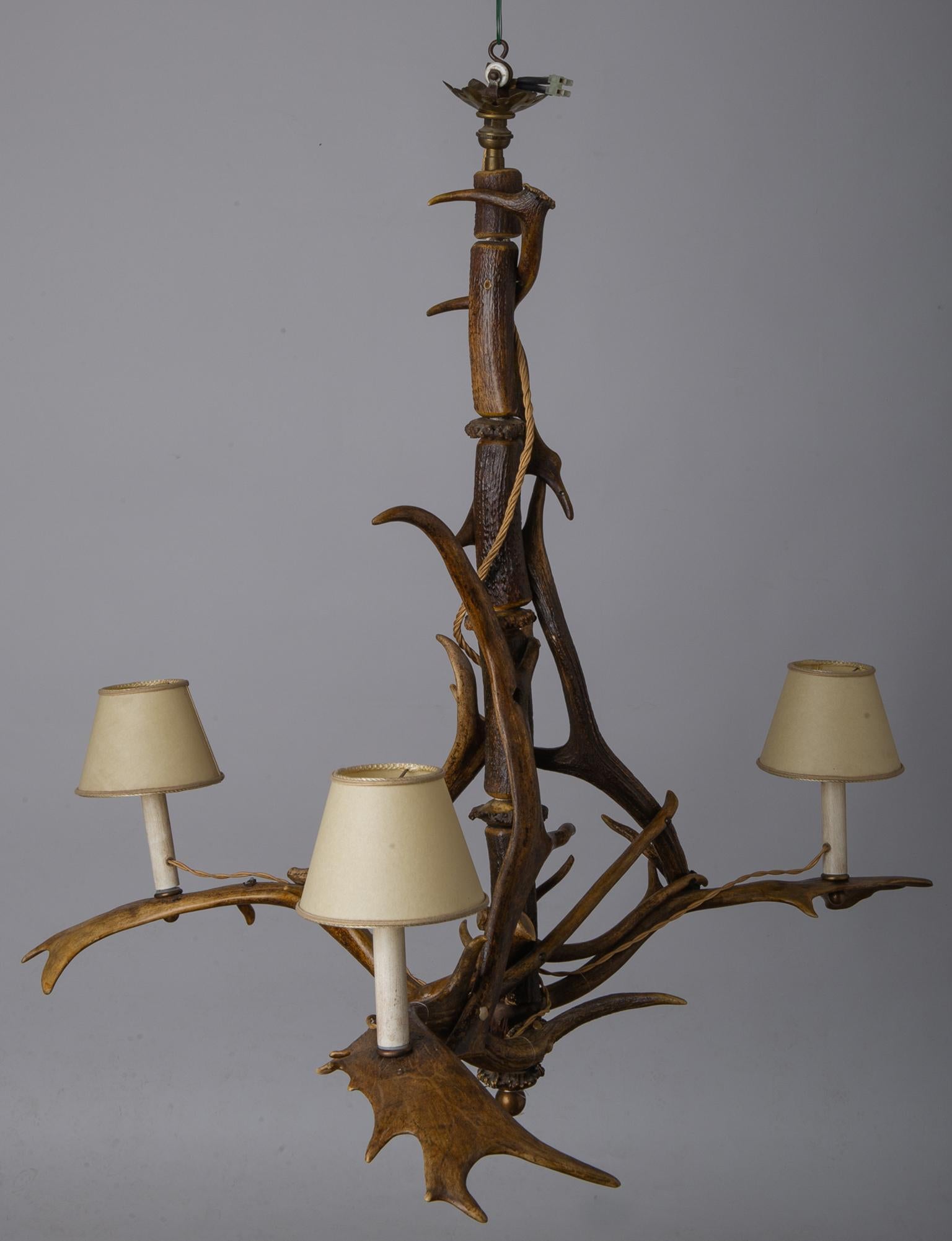 O/ 6267 - Old Austrian chandelier with deer antlers and three lights. It's original, but You can also change the candles and put simple attachments: Your electrician can do it too. Lucky who has a house to put it!