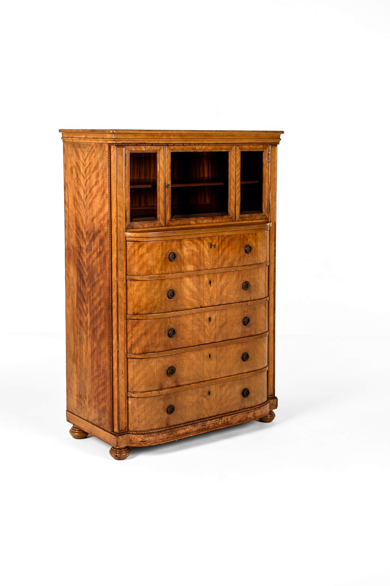 Edoardiano Austrian Chest of Drawers with a Glass Front in vendita