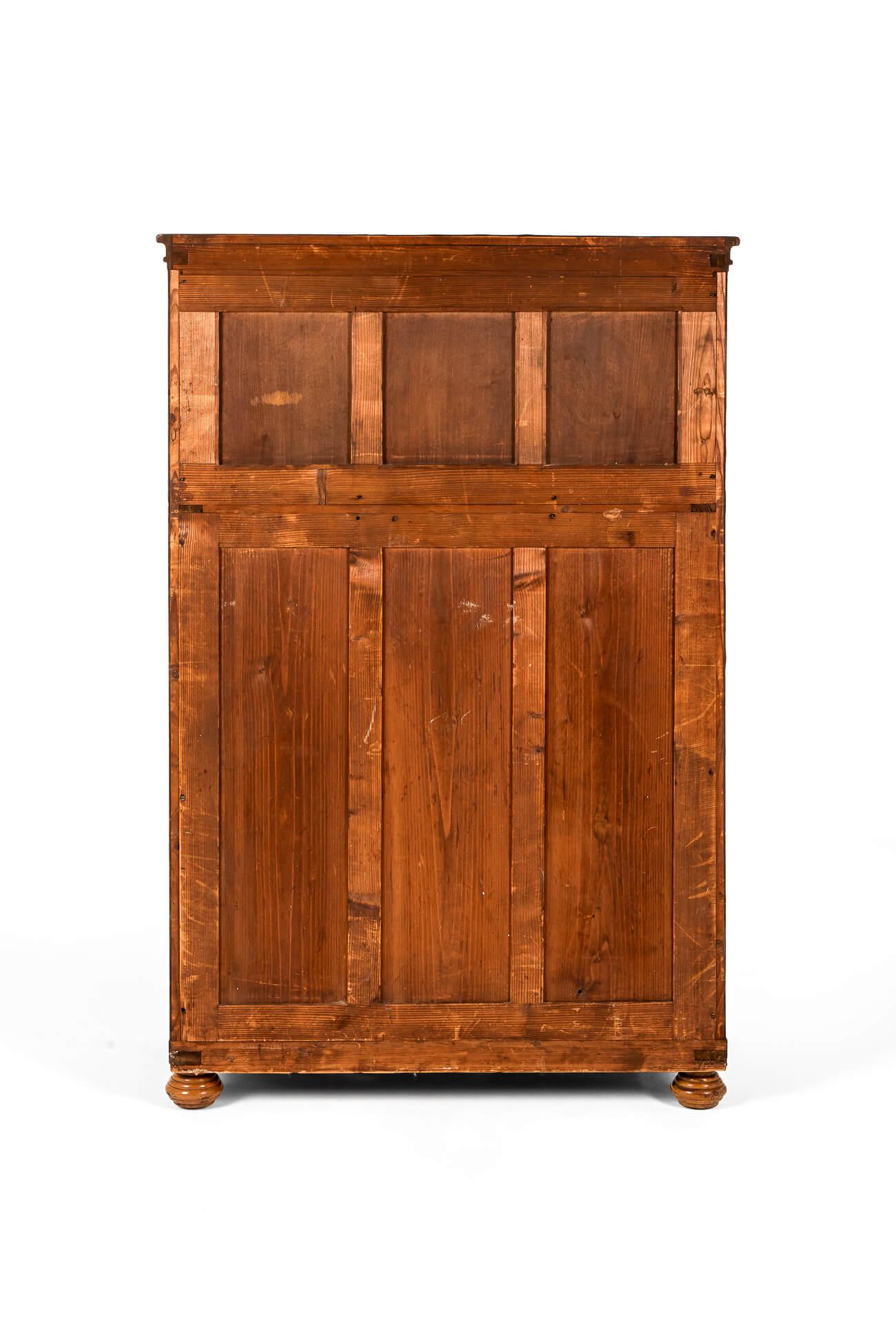 Austrian Chest of Drawers with a Glass Front In condizioni buone in vendita a Faversham, GB