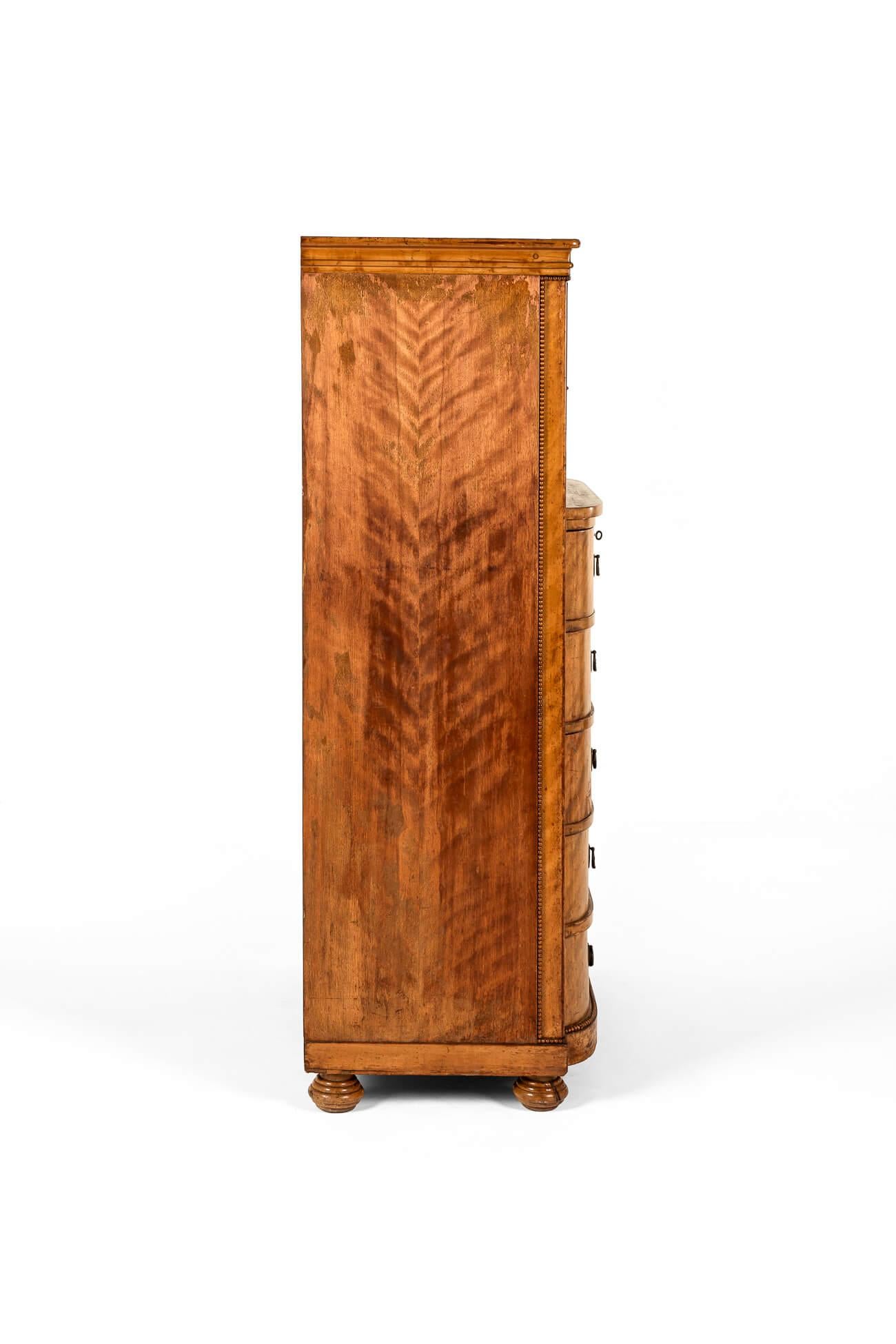 Inizio XX secolo Austrian Chest of Drawers with a Glass Front in vendita