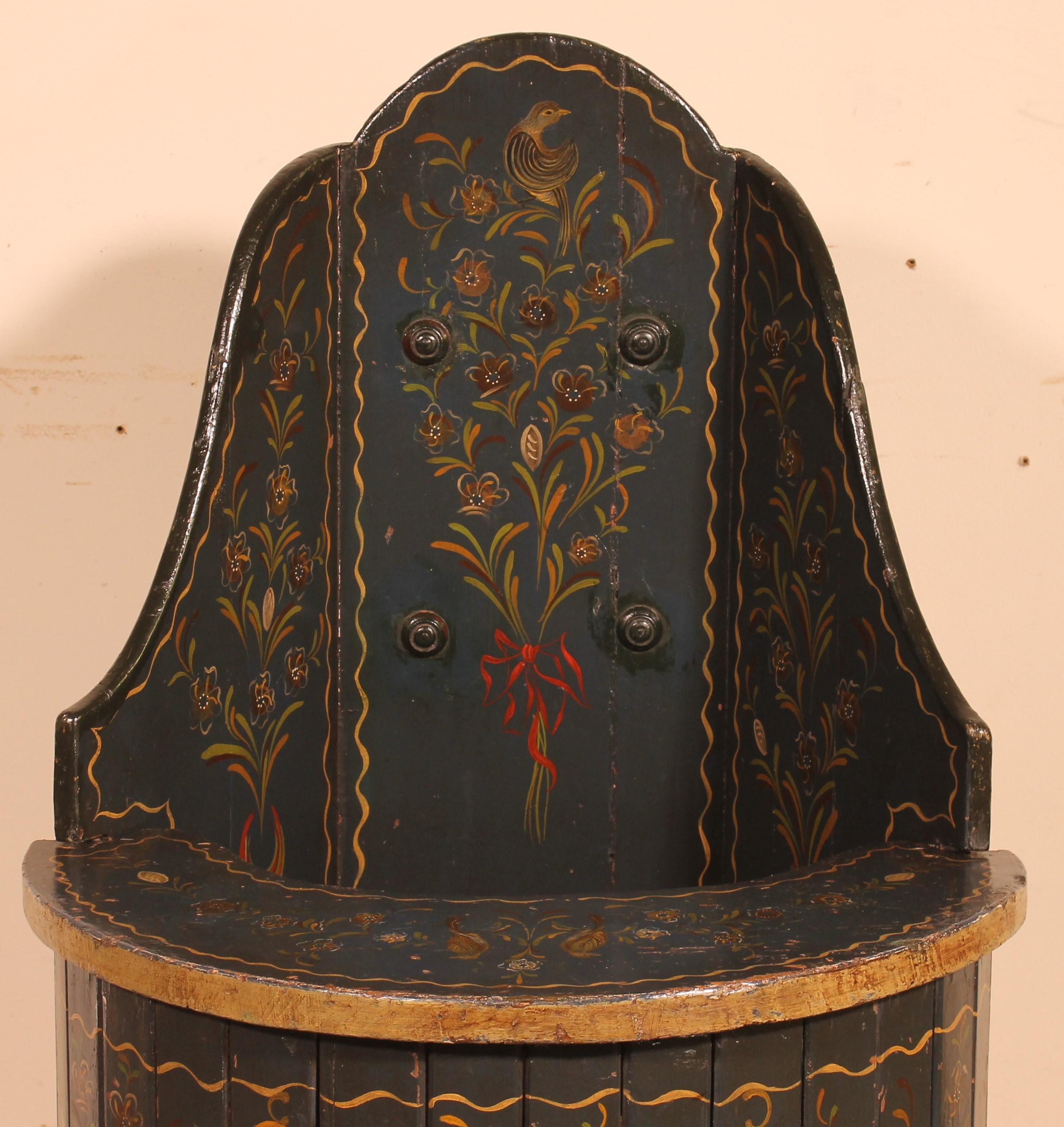 Ravissante chaise d'enfant autrichienne décorée de fleurs et d'oiseaux de la fin du 18e siècle début du 19e siècle circa 1800.

Très belle polychromie d'origine.
La partie inférieure est munie d'une petite porte et le plateau de la table peut être