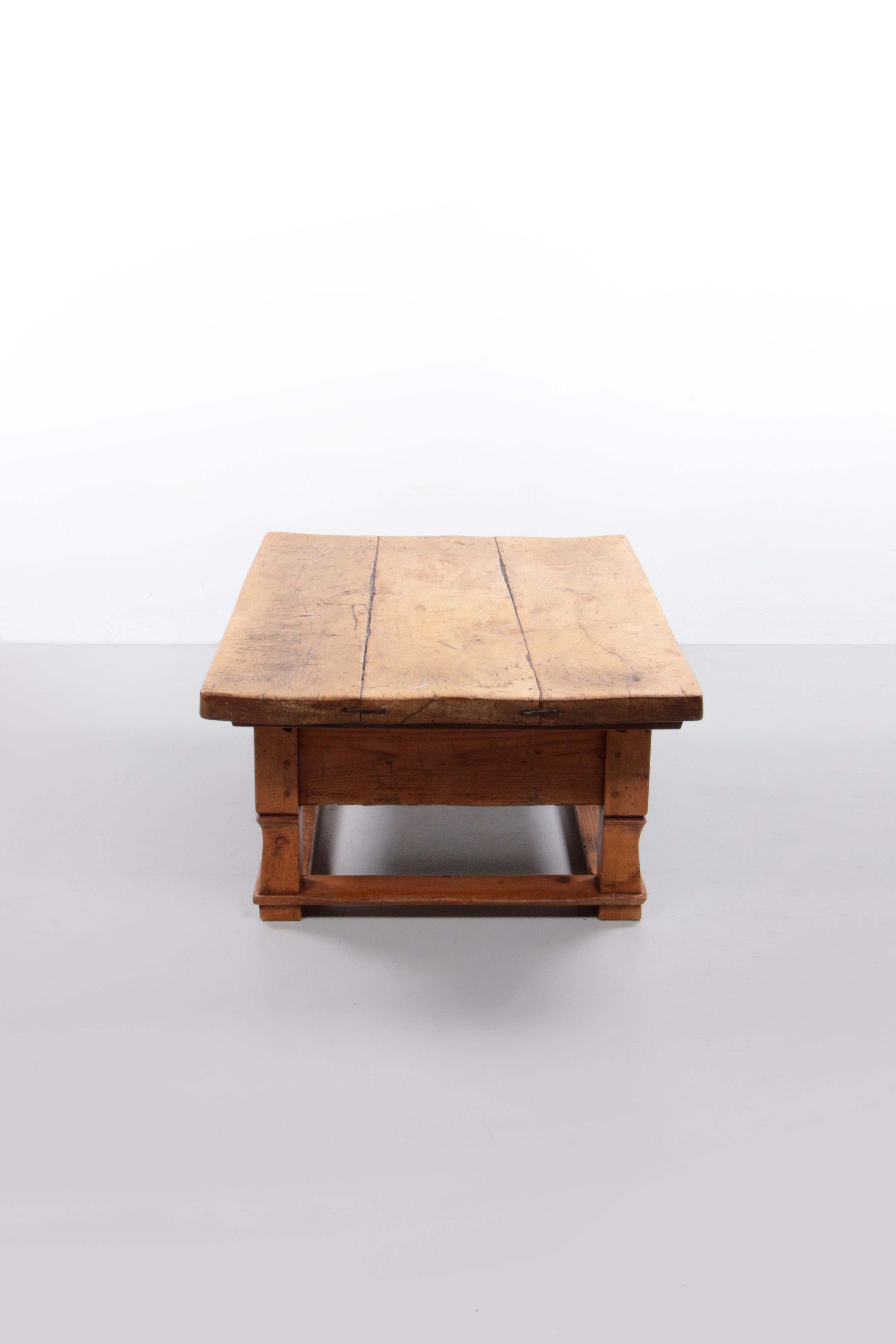 Austrian Coffee Table18- 19th Century Walnut Payment Table with Drawer, Austria In Good Condition For Sale In Oostrum-Venray, NL