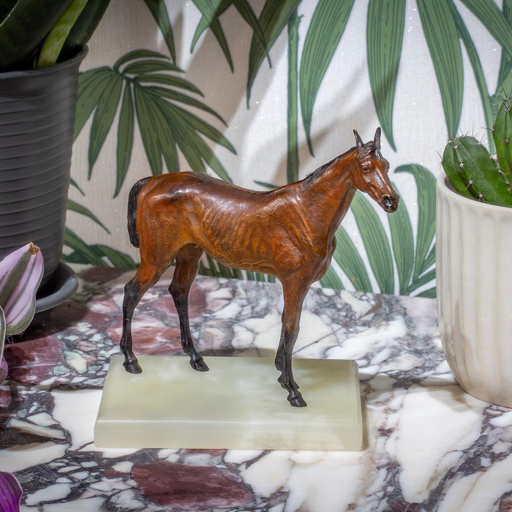 Plinto in onice

Dalla nostra collezione di sculture, siamo lieti di offrirti questo cavallo austriaco in bronzo dipinto a freddo. Il bronzo è montato su una base quadrata di onice verde con un bordo convesso di perline. Il cavallo è stato